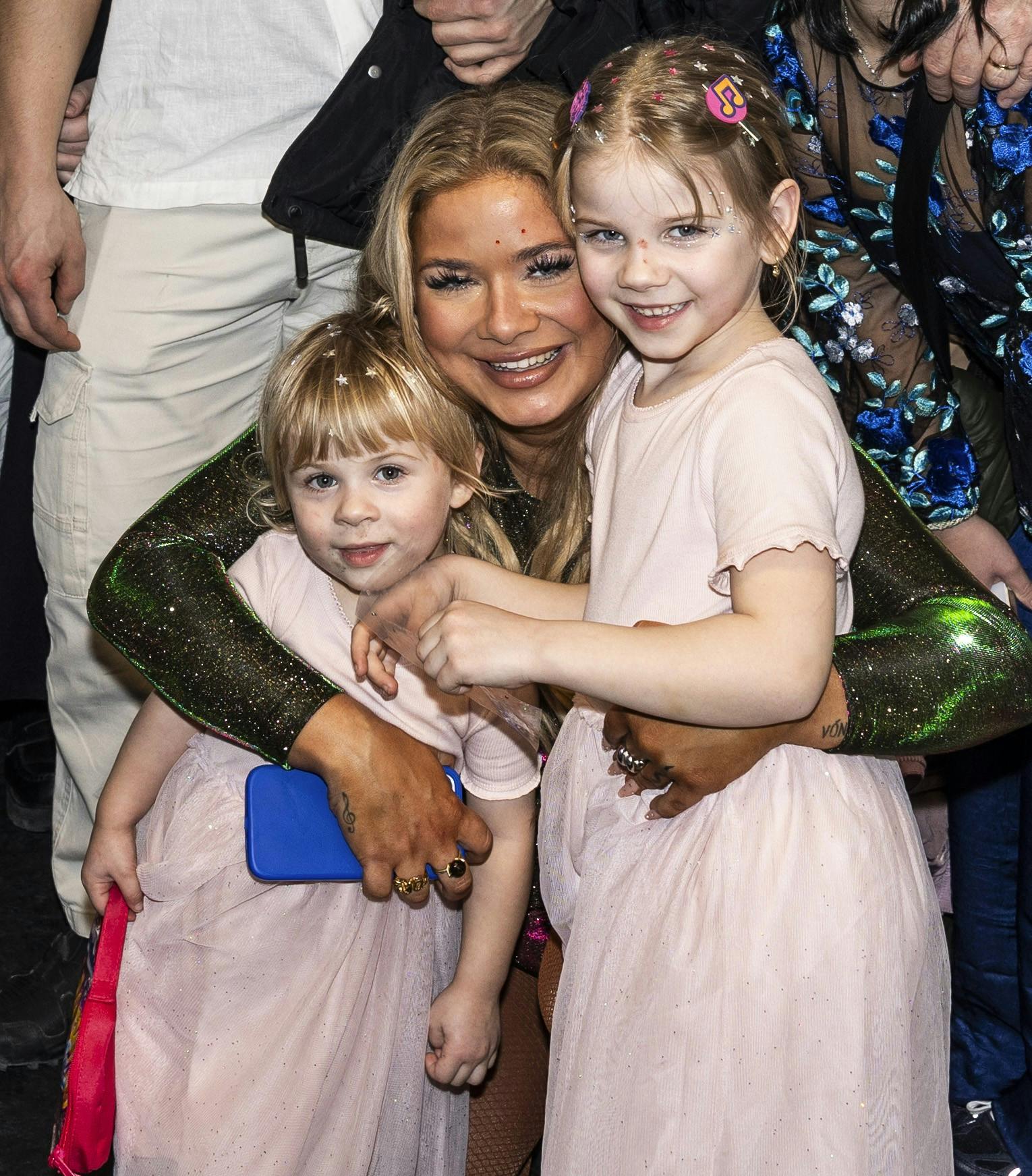 Sissals døtre var med til at fejre den danske sejr i marts.