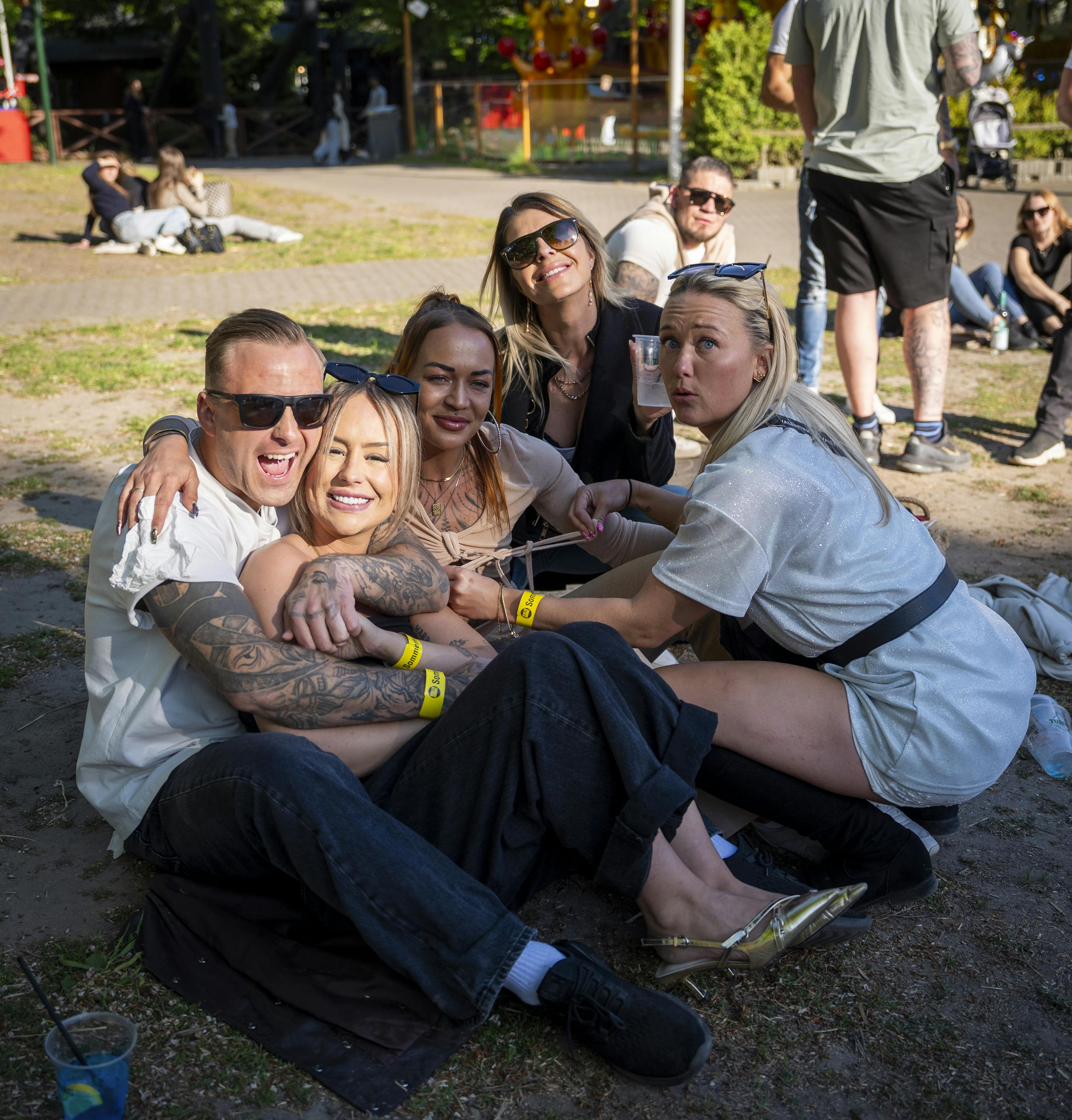 Turtelduerne kunne ikke holde fingrene fra hinanden til sommerfesten på Bakken fredag. 