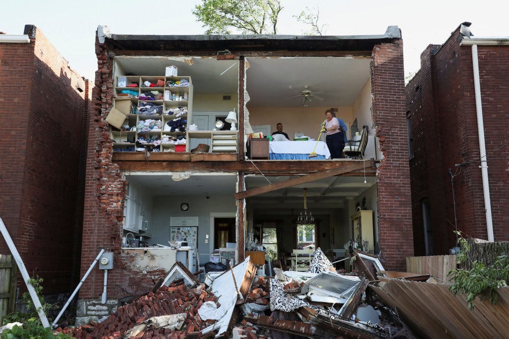 Voldsomt uvejr har raseret mange boliger i dele af USA. Billedet her er fra Saint Louis i staten Missouri. 