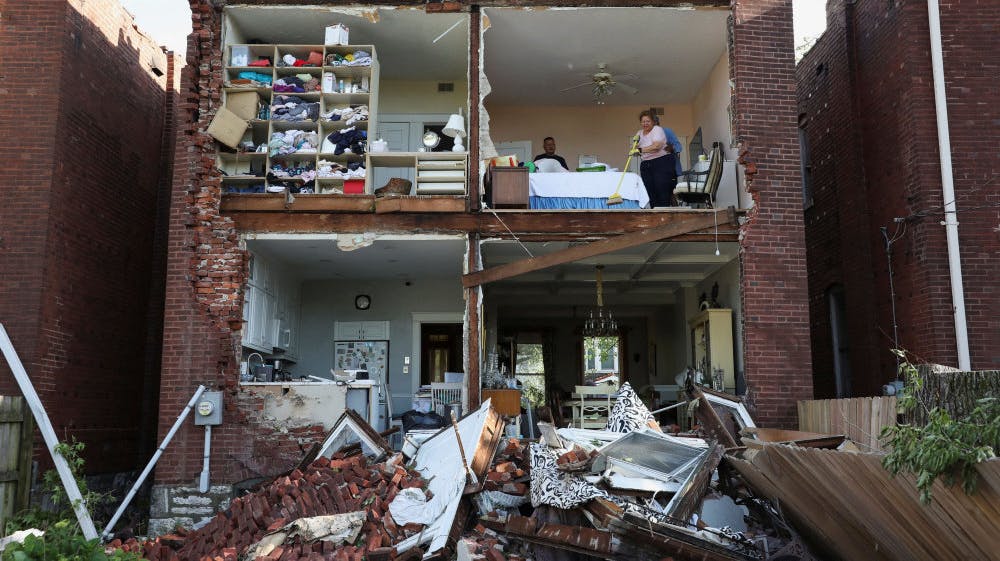 Voldsomt uvejr har raseret mange boliger i dele af USA. Billedet her er fra Saint Louis i staten Missouri.