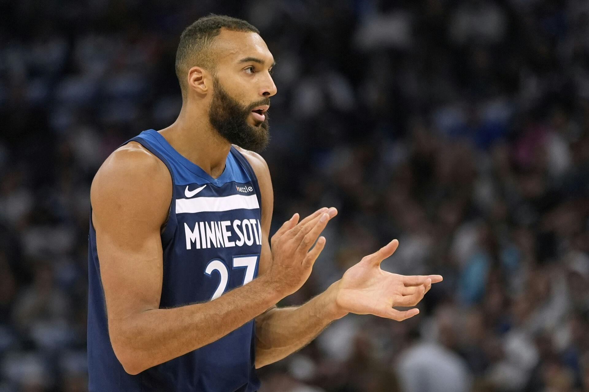 Minnesota Timberwolves-stjernen Rudy Gobert er gået fra sin gravide kæreste Julia Bonilla. Efter bruddet skulle han angiveligt have smidt kæresten og deres etårige søn ud af hjemmet.