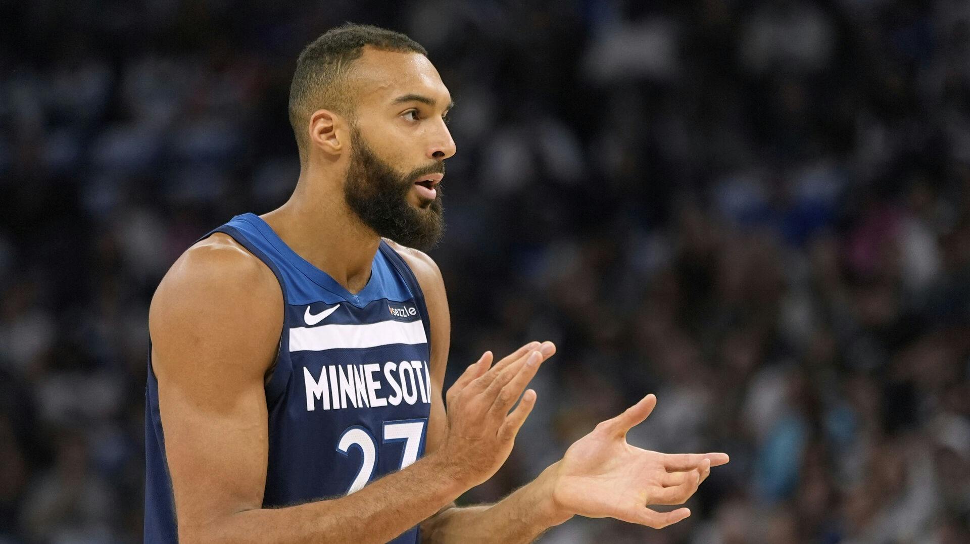 Minnesota Timberwolves-stjernen Rudy Gobert er gået fra sin gravide kæreste Julia Bonilla. Efter bruddet skulle han angiveligt have smidt kæresten og deres etårige søn ud af hjemmet.