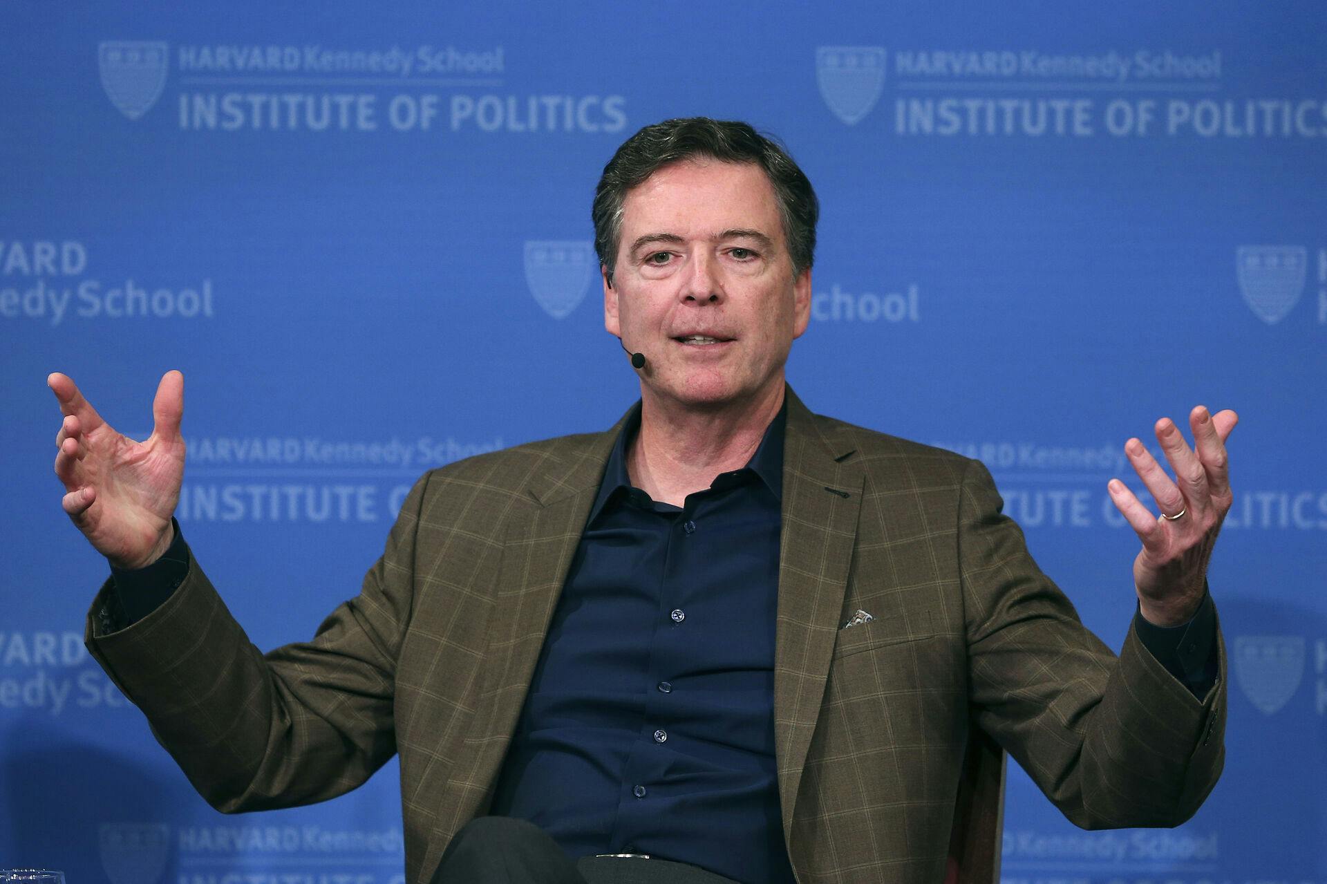 Et musslingebillede har skabt problemer for den tidligere FBI-direktør James Comey, som blandt andet anklages for at opfordre til et attentat på Donald Trump.