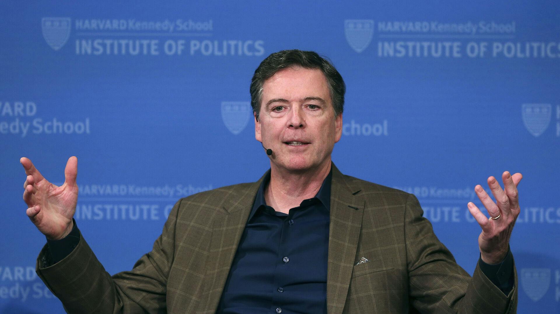 Et musslingebillede har skabt problemer for den tidligere FBI-direktør James Comey, som blandt andet anklages for at opfordre til et attentat på Donald Trump.