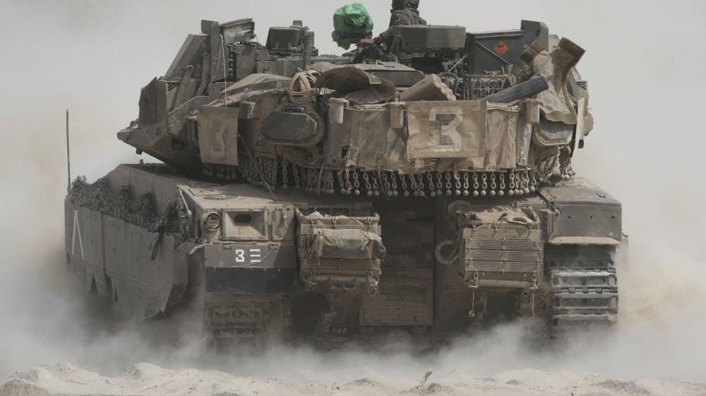 Israels militær oplyser, at det har indledt "omfattende landoperationer" i Gazastriben. Her ses israelske soldater søndag tæt på grænsen til Gazastriben i det sydlige Israel.