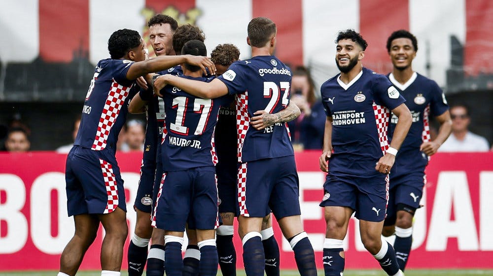 PSV-spillere jubler over åbningsmålet mod Sparta Rotterdam.