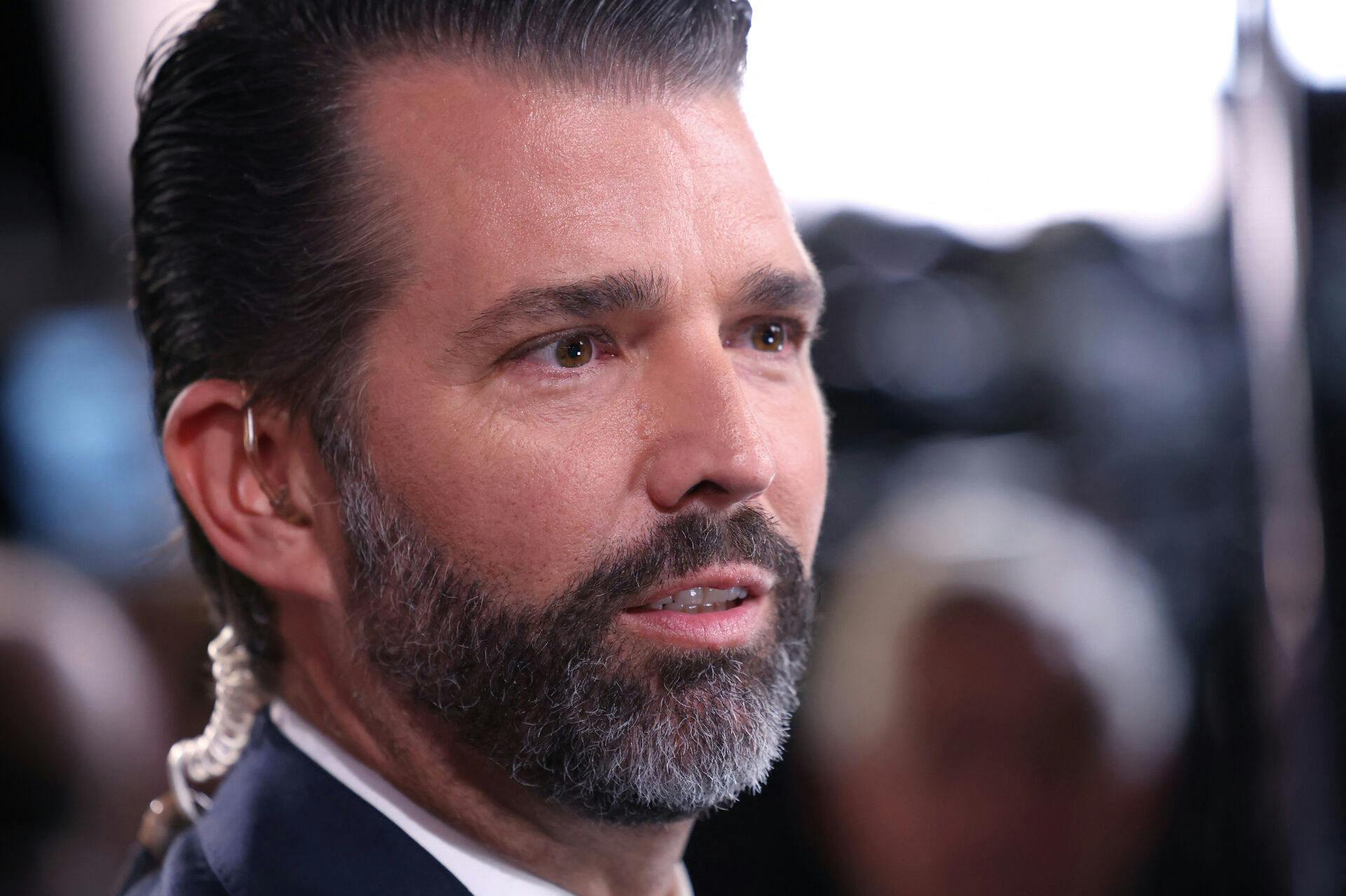 Donald Trump Jr. spekulerer over, hvorfor Joe Bidens kone ikke opdagede mandens sygdom.