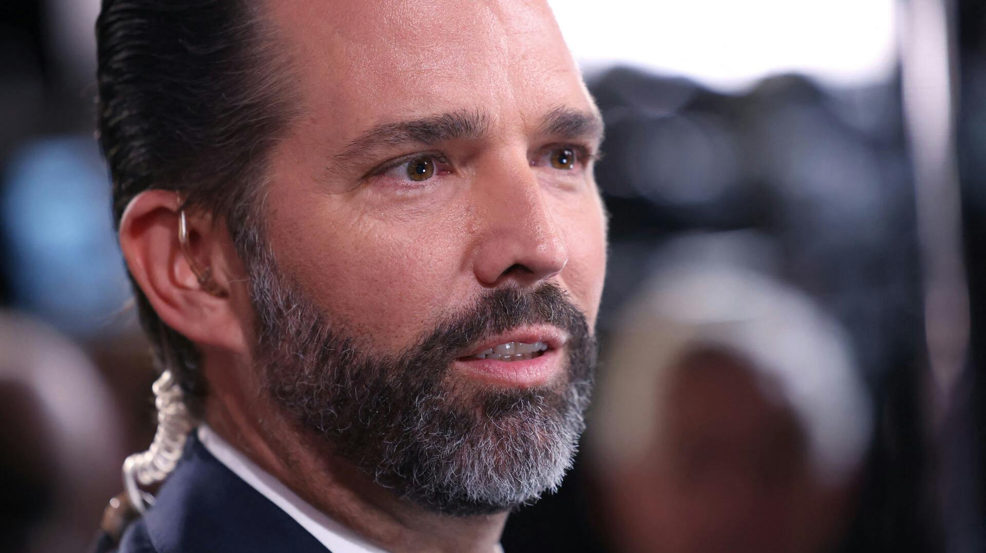 Donald Trump Jr. spekulerer over, hvorfor Joe Bidens kone ikke opdagede mandens sygdom.