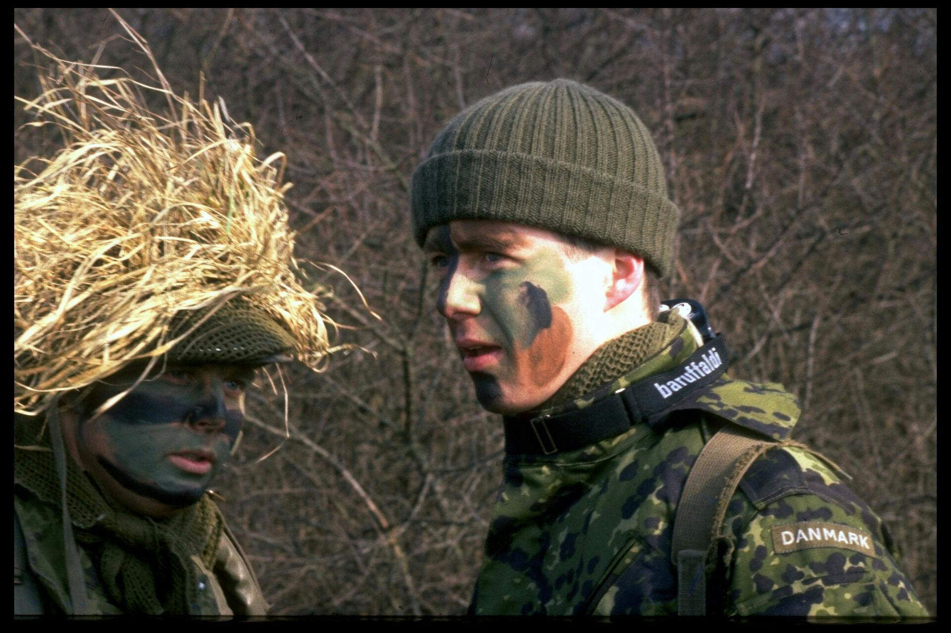 Kronprins Frederik som løjtnant i hæren under en øvelse i marts 1988.