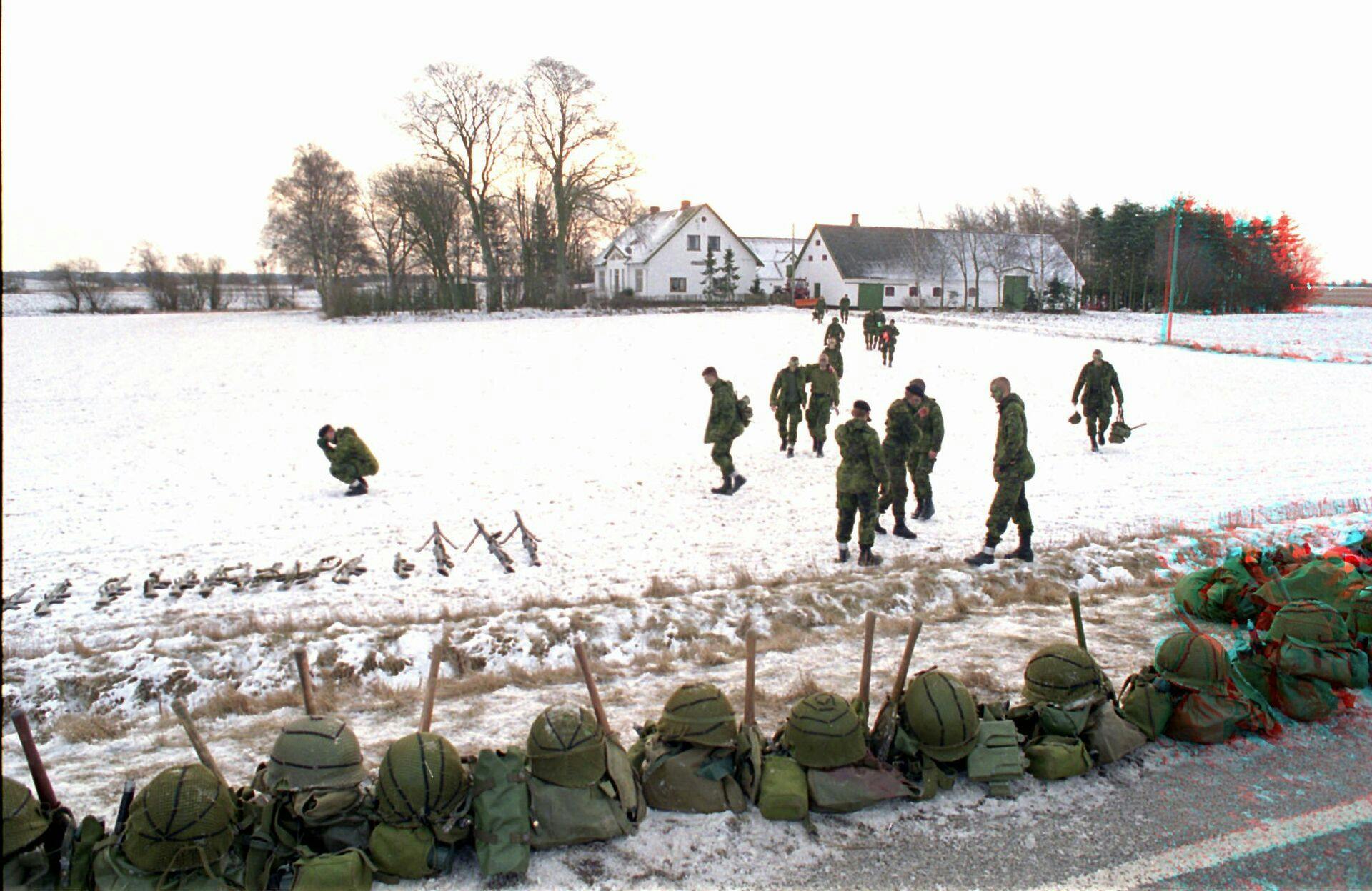 To soldater omkom, og 19 blev kvæstet, da en varevogn 19. februar 1997 påkørte et kompagni soldater på overlevelsestur på Kollerødvej i Lynge nord for København. Her ses nogle af soldaterne som var involveret i ulykken komme fra en nærliggende gård.