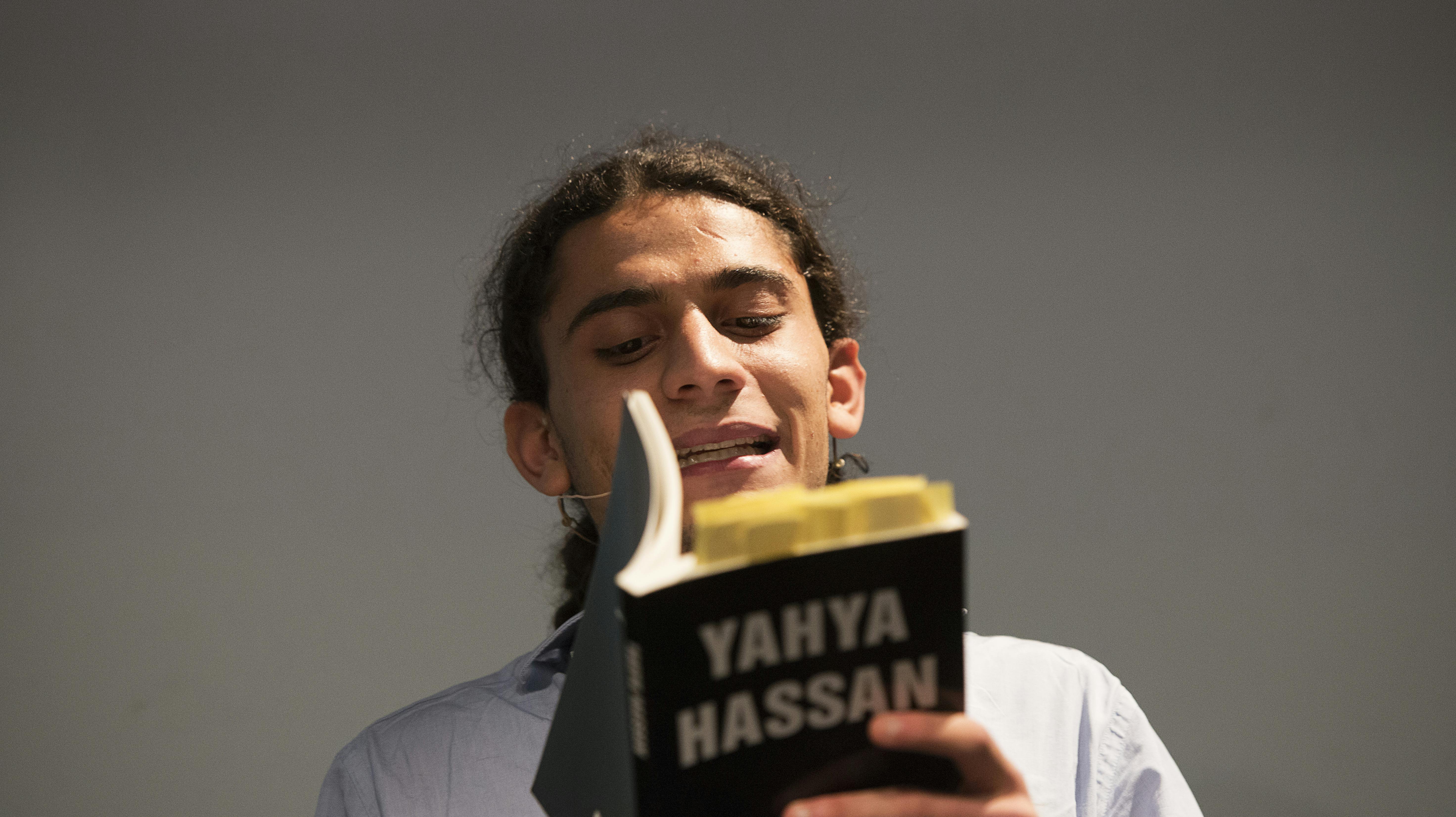 Yahya Hassan læser op af sine digte og Politikens litteraturredaktør Jes Stein Pedersen interviewer den unge digter.