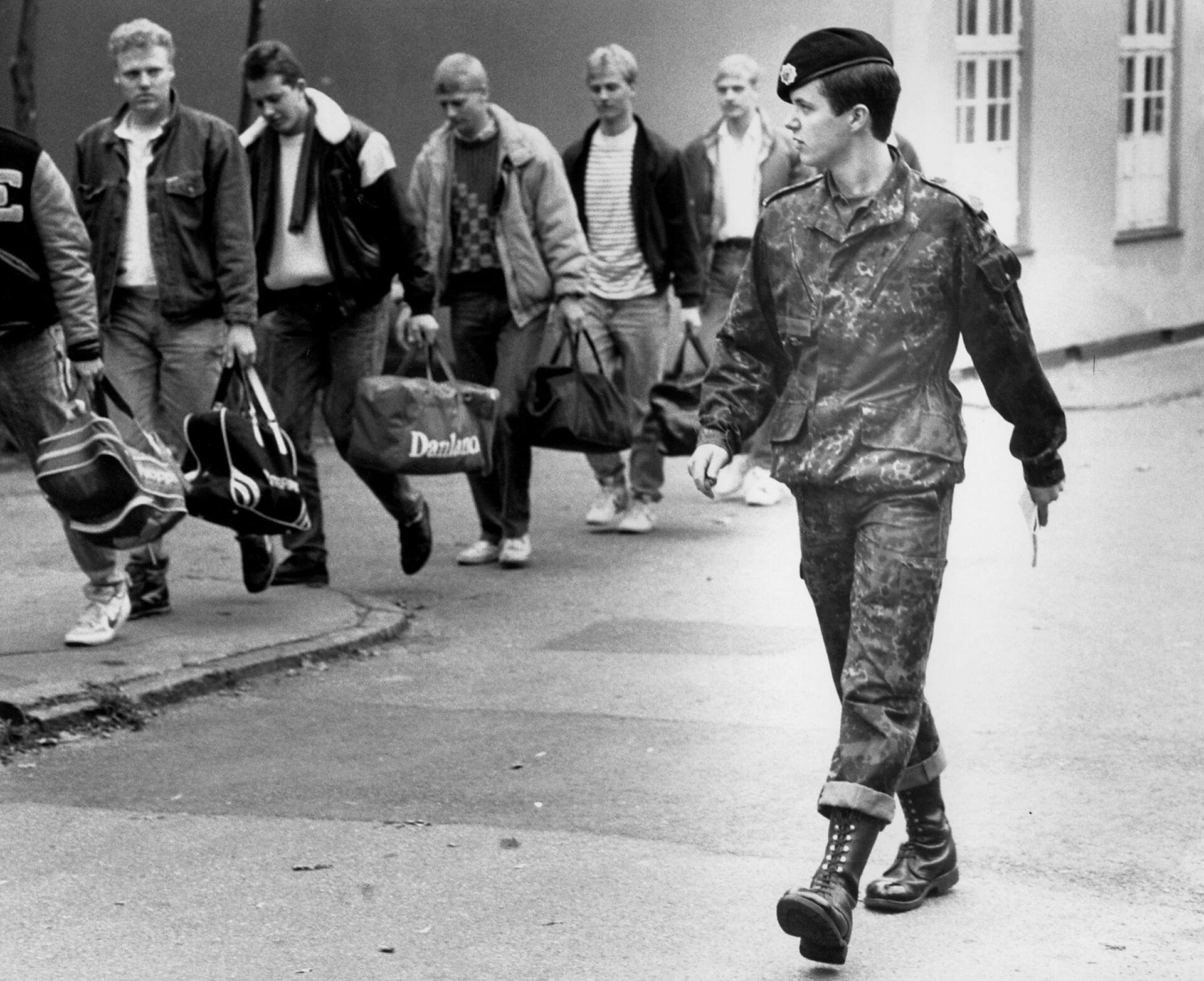 Daværende kronprins Frederik aftjente i 1987 sin værnepligt ved livgarden på Høvelte Kaserne. 
