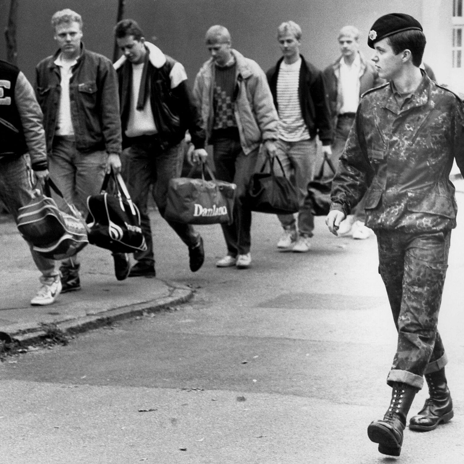 Daværende kronprins Frederik aftjente i 1987 sin værnepligt ved livgarden på Høvelte Kaserne.