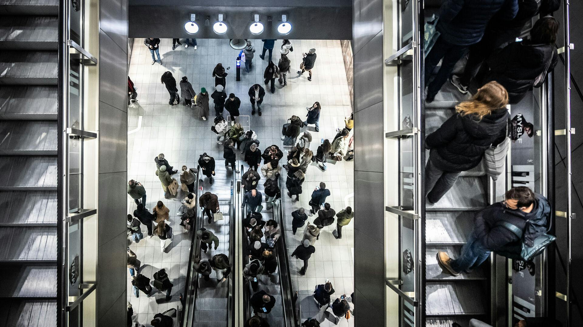 En kvindelig metrosteward har indrømmet at have misbrugt sin adgang til danskernes fortrolige oplysninger til at foretage ulovlige opslag i en anden kvindes navn.