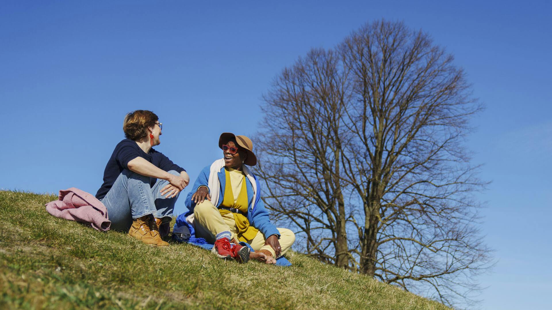 Folk og hunde nyder solen, varmen og vandet på Charlottenlund Fort , onsdag den 2 april 2025. (Foto: Liselotte Sabroe/Ritzau Scanpix)
