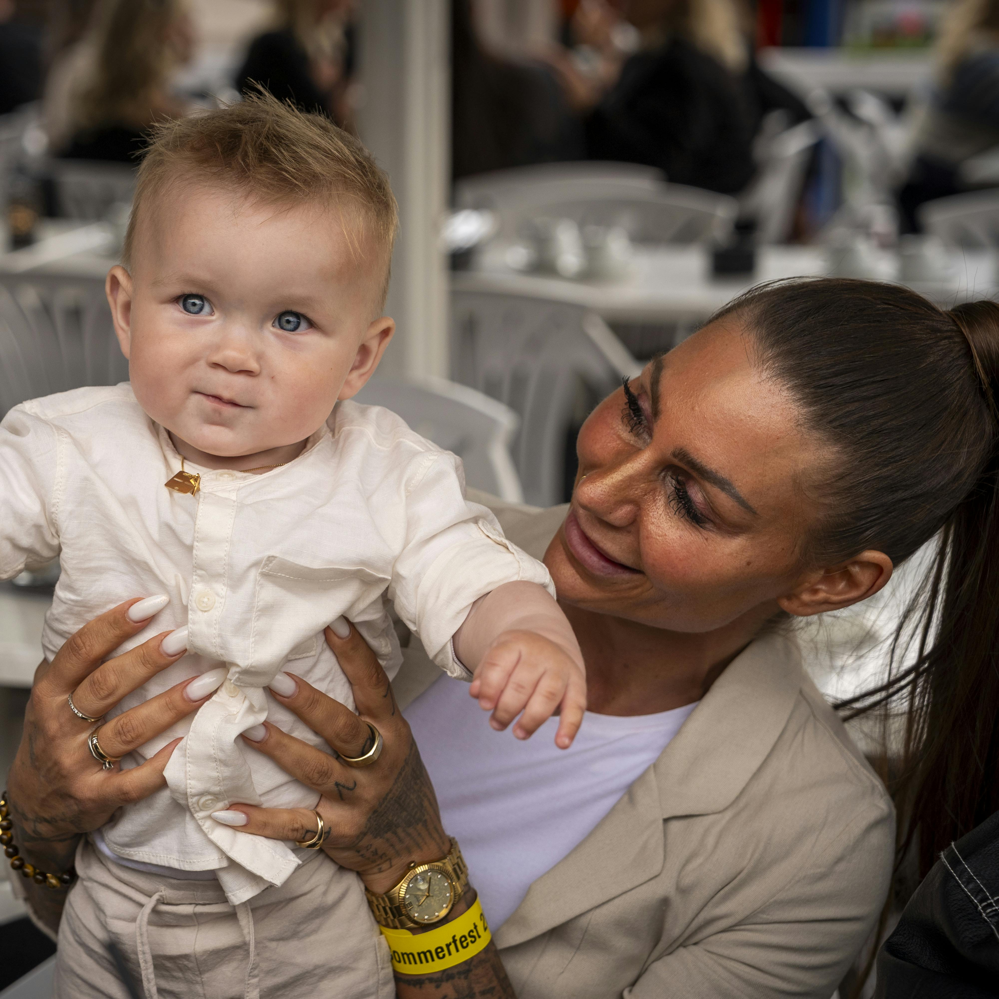 Mie Fitness havde sin søn med til Reality Awards sommerfest.