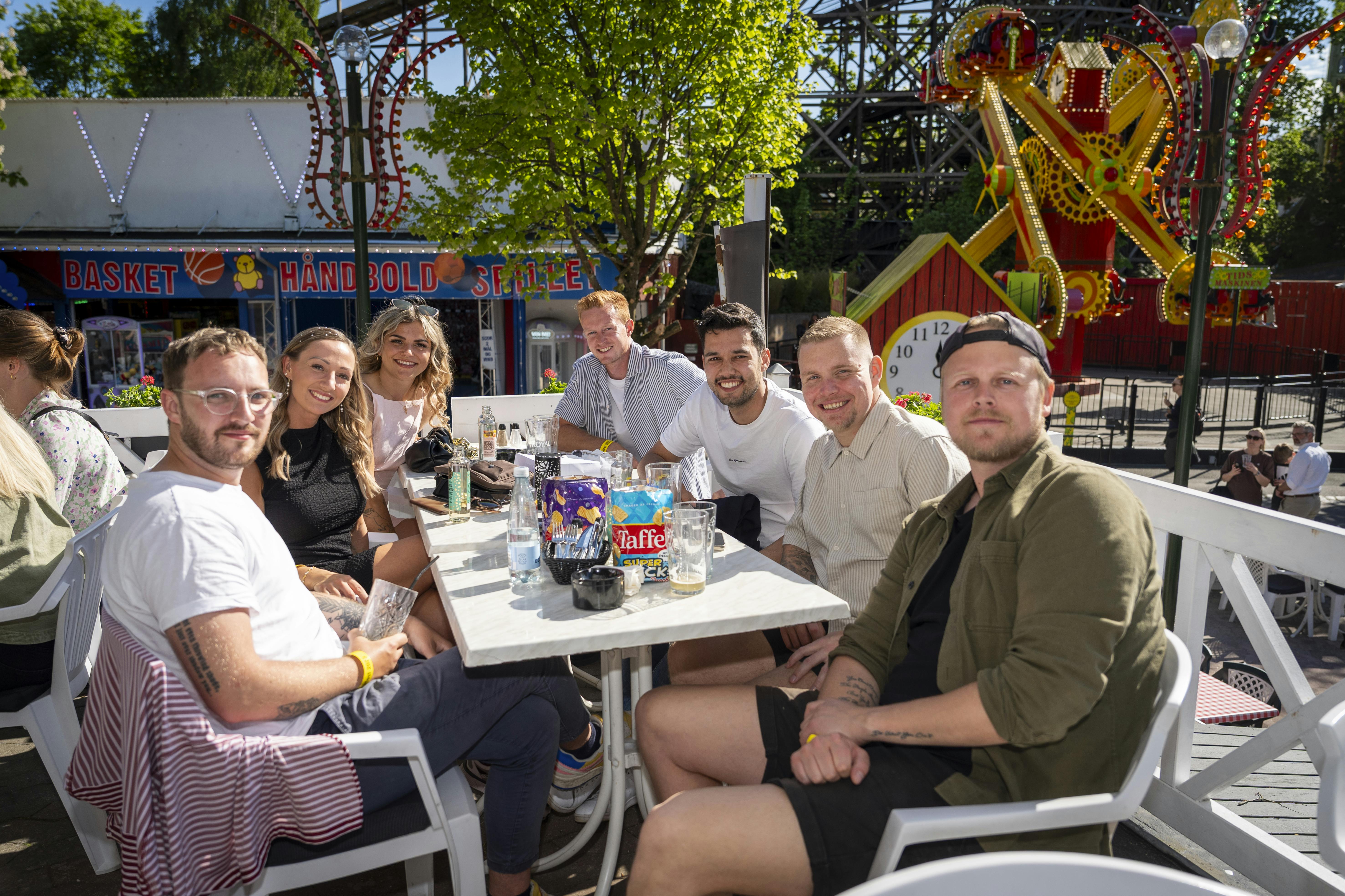 Tobias, Nadia, Klara, Thomas M, Thomas G, Mads og Benjamin fra "Kærlighed hvor kragerne vender" nød hinandens selskab til Reality Awards sommerfest med vodkasjusser og fadøl.
