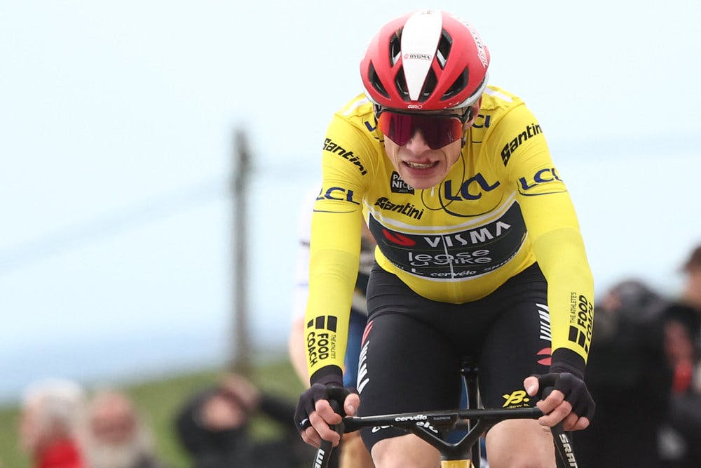 Jonas Vingegaard fik lov at køre etapen færdig i Paris-Nice, selv om han havde slået sig i et styrt. Senere viste det sig, at han var ramt af en hjernerystelse. (Arkivfoto). - Foto: Anne-Christine Poujoulat/Ritzau Scanpix&nbsp;&nbsp;&nbsp;