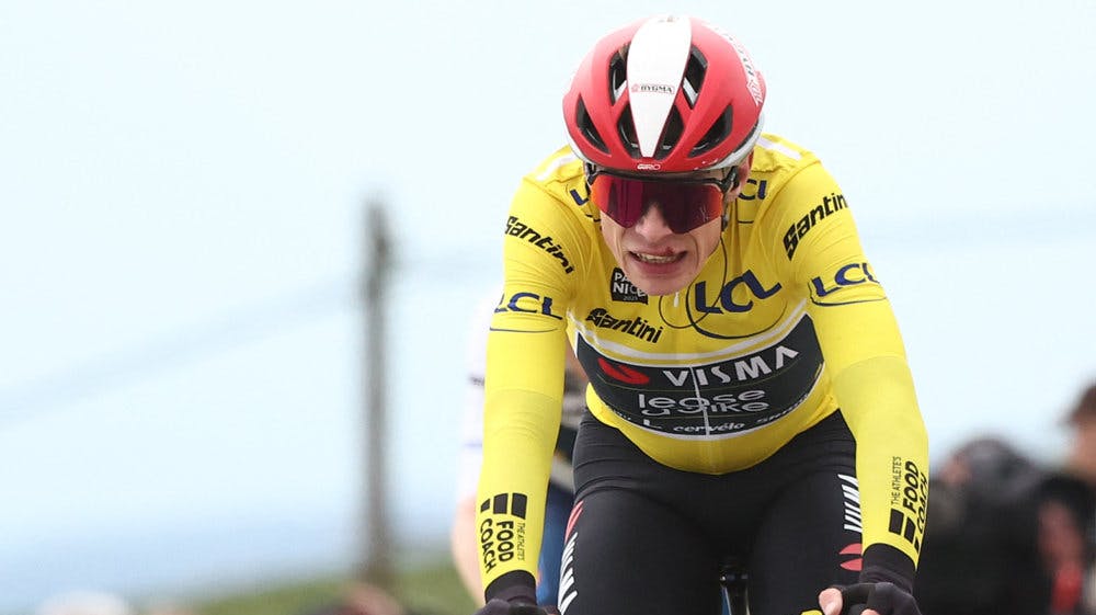 Jonas Vingegaard fik lov at køre etapen færdig i Paris-Nice, selv om han havde slået sig i et styrt. Senere viste det sig, at han var ramt af en hjernerystelse. (Arkivfoto). - Foto: Anne-Christine Poujoulat/Ritzau Scanpix 