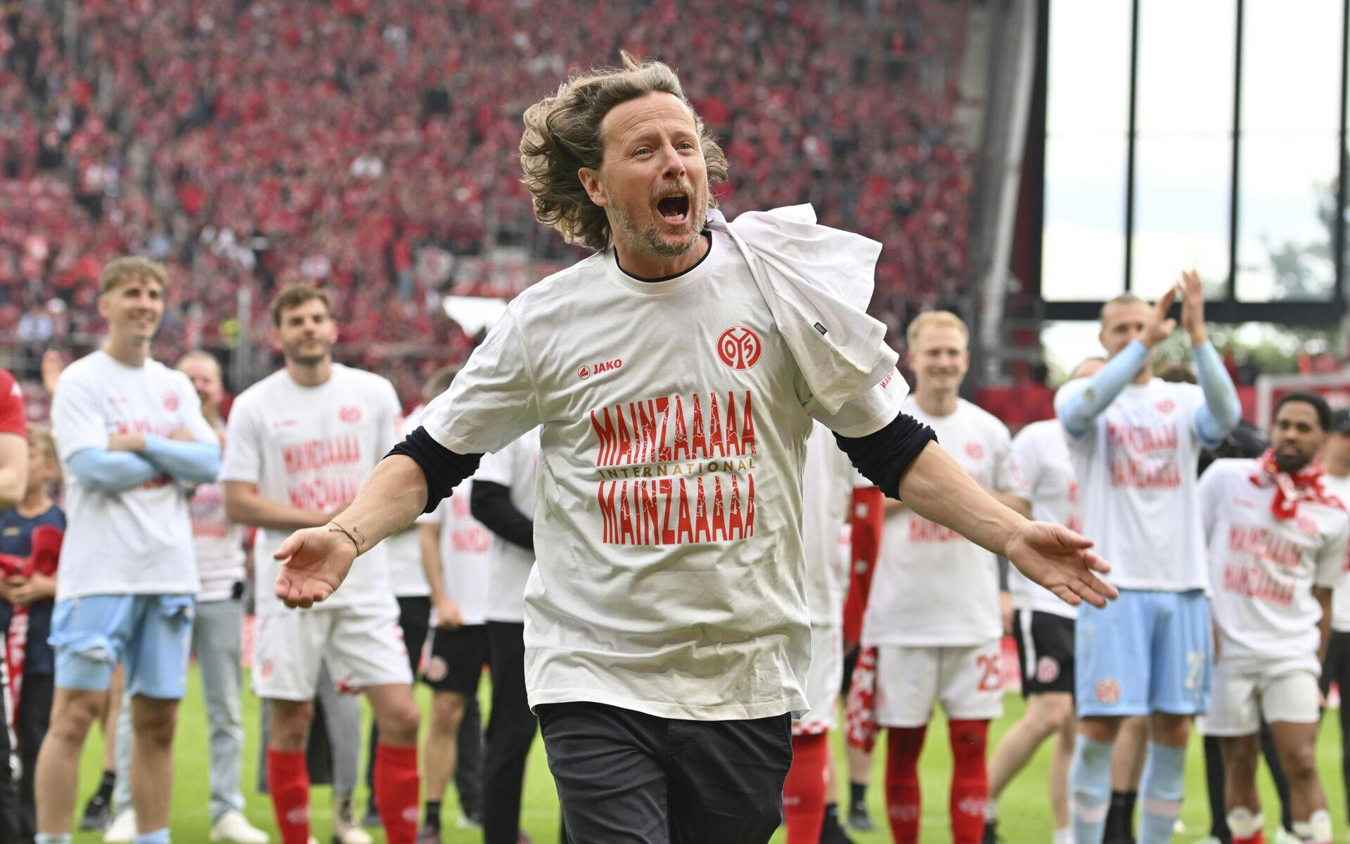 Efter en succesfuld sæson har Bo Henriksen ikke planer om at søge videre fra Mainz trods tilbud udefra.
