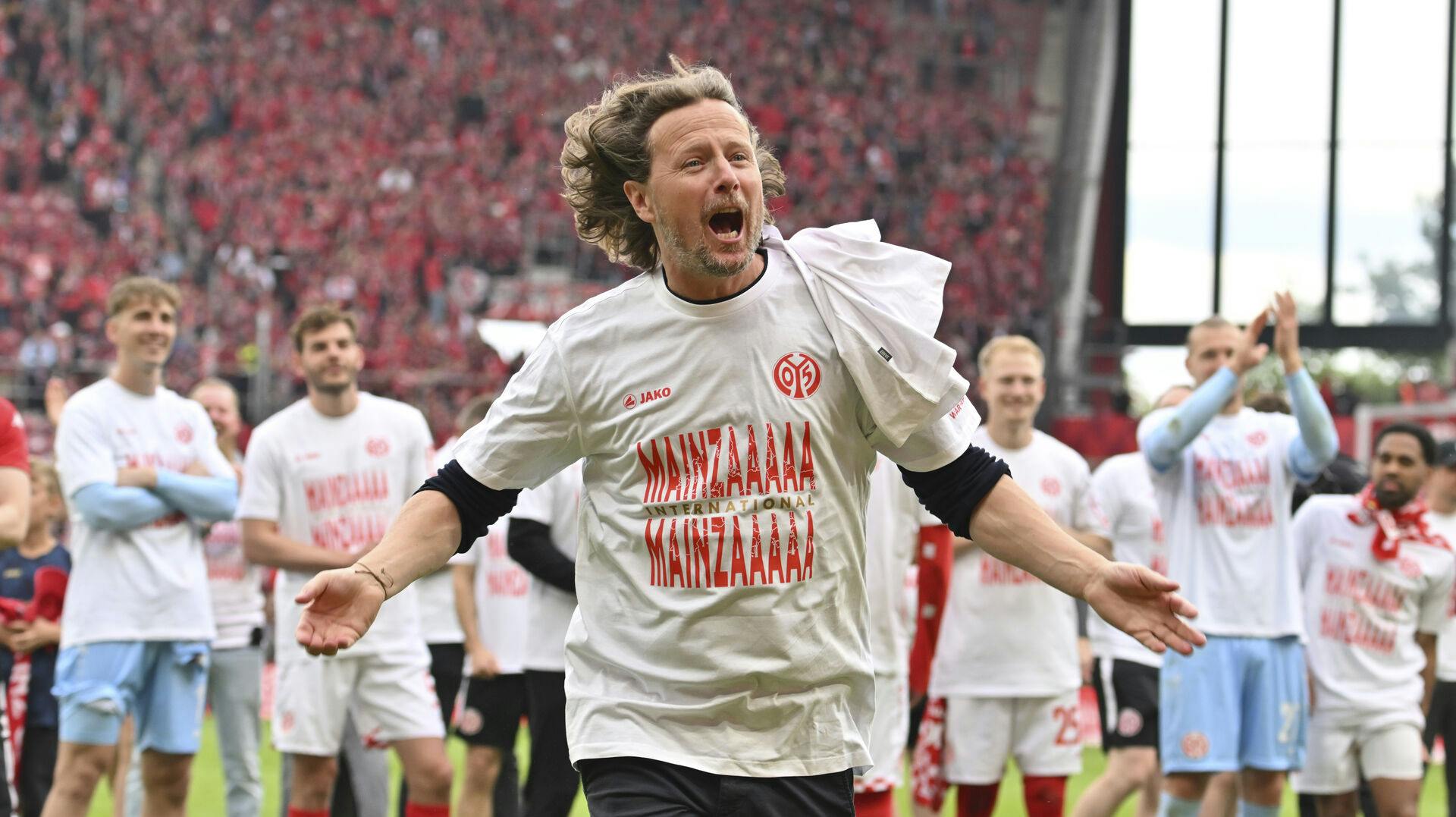 Efter en succesfuld sæson har Bo Henriksen ikke planer om at søge videre fra Mainz trods tilbud udefra.