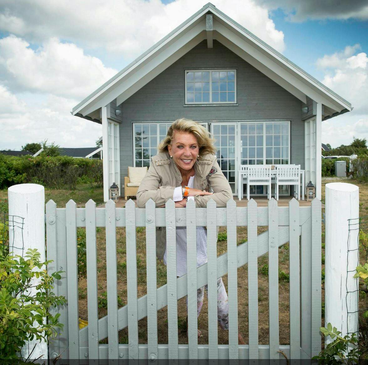 Dorthe Kollo foran sit elskede sommerhus på Enø. 