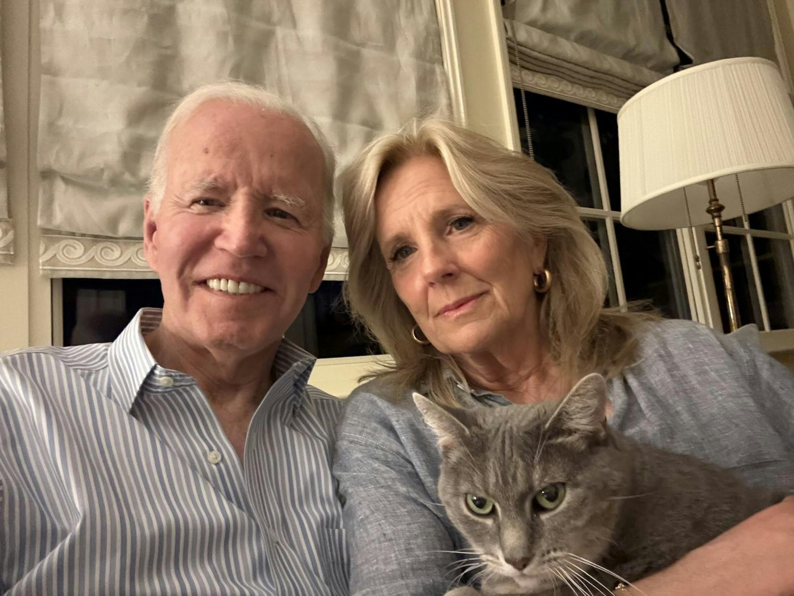 Joe Biden har dette billede af ham, hans hustru Jill og familiens kat i hjemlige omgivelser midt i en svær tid.