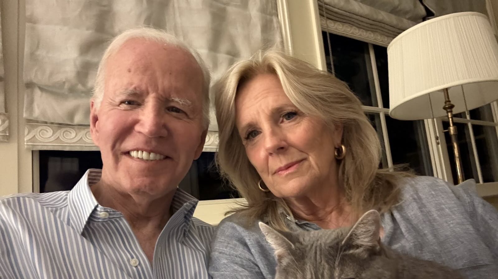 Joe Biden har dette billede af ham, hans hustru Jill og familiens kat i hjemlige omgivelser midt i en svær tid.