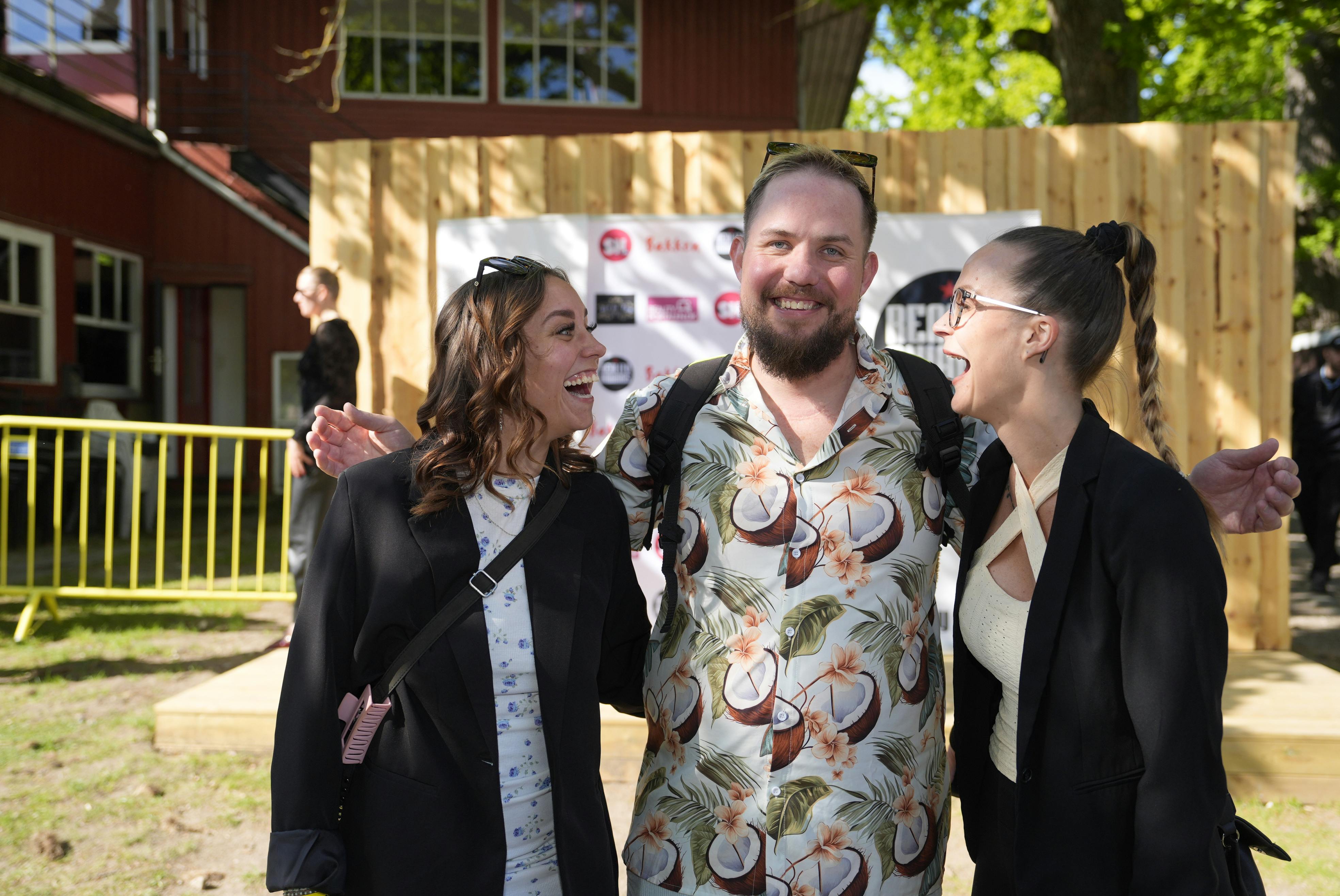 Jonas Hartmann omgivet af sin nummer to i "kragerne", Freja og en veninde til Reality Awards sommerfest 2025.