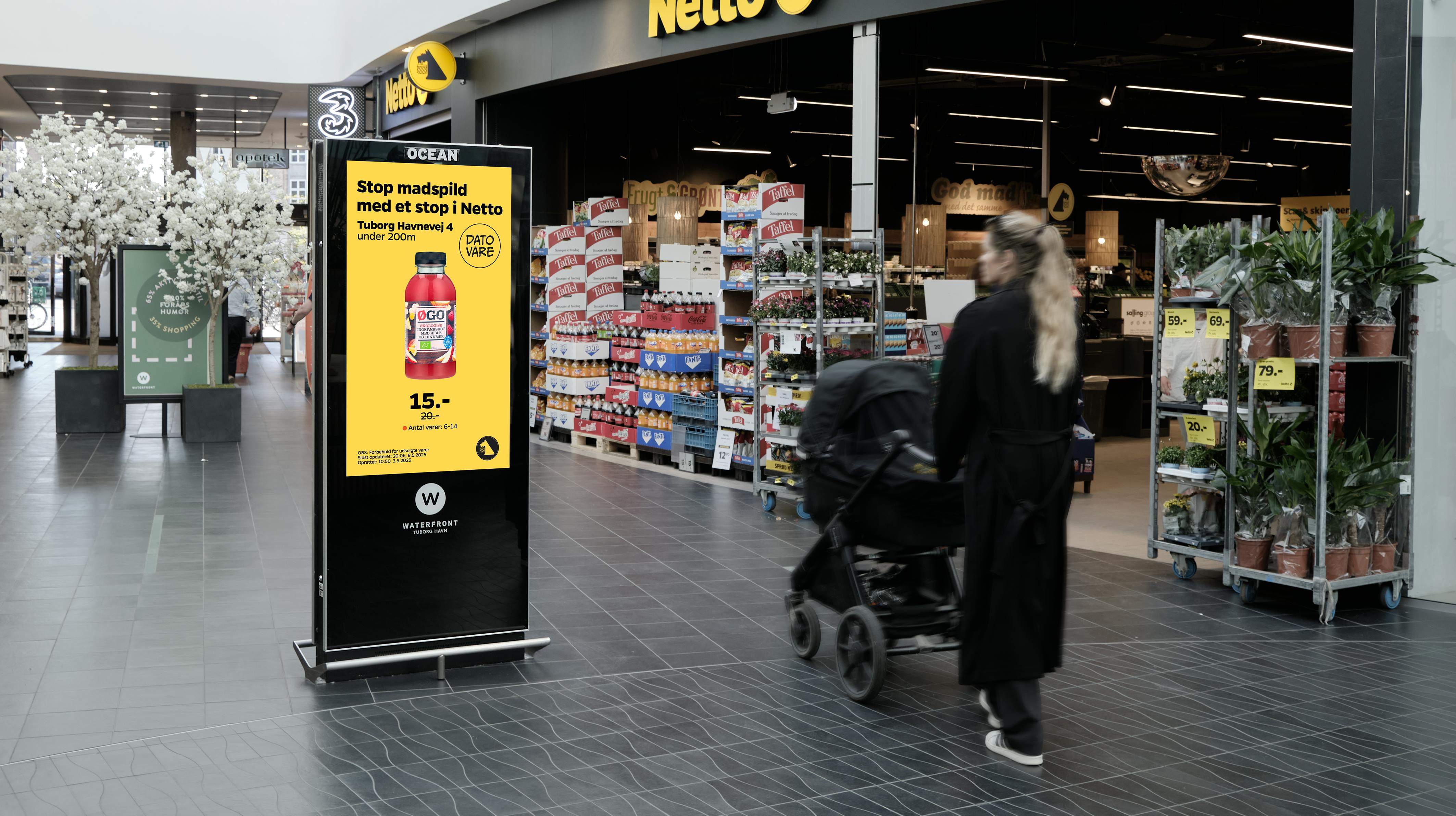 Skærme med varer, der er ved at overskride sidste salgsdato, vil fremover pryde pladsen ved udvalgte Netto-butikker.