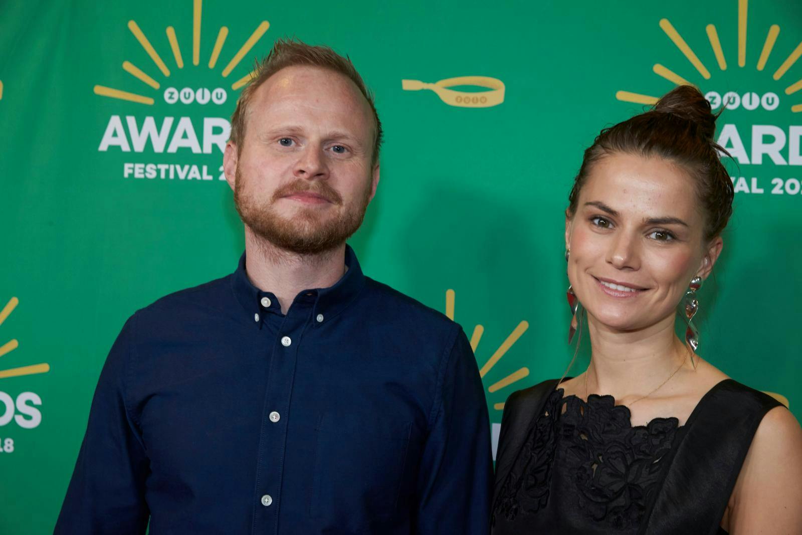 Kærligheden døde - nu skal Jonatan og Louise gøre det hele op og fordele værdierne. Og det arbejde er de i fuld gang med.