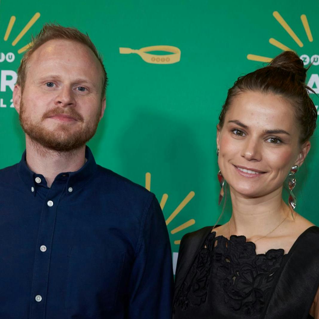 Kærligheden døde - nu skal Jonatan og Louise gøre det hele op og fordele værdierne. Og det arbejde er de i fuld gang med.