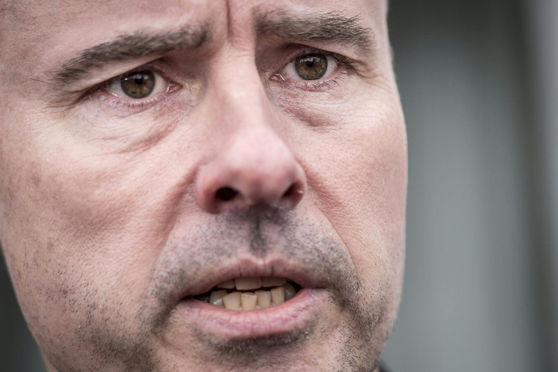 Henrik Sass Larsen slider sine advokater op.