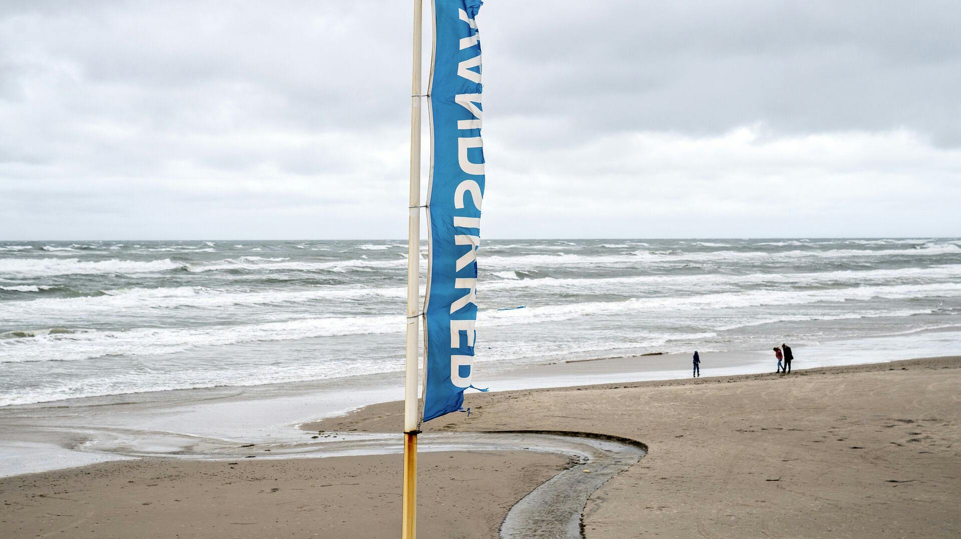 Det blå flag med teksten "Vandsikker" er blæst itu på Blokhus Strand hvor sommervejret endnu engang viser sig fra sin blæsende side ved Vestkysten, 30. juli 2020.. (Foto: Henning Bagger/Ritzau Scanpix)