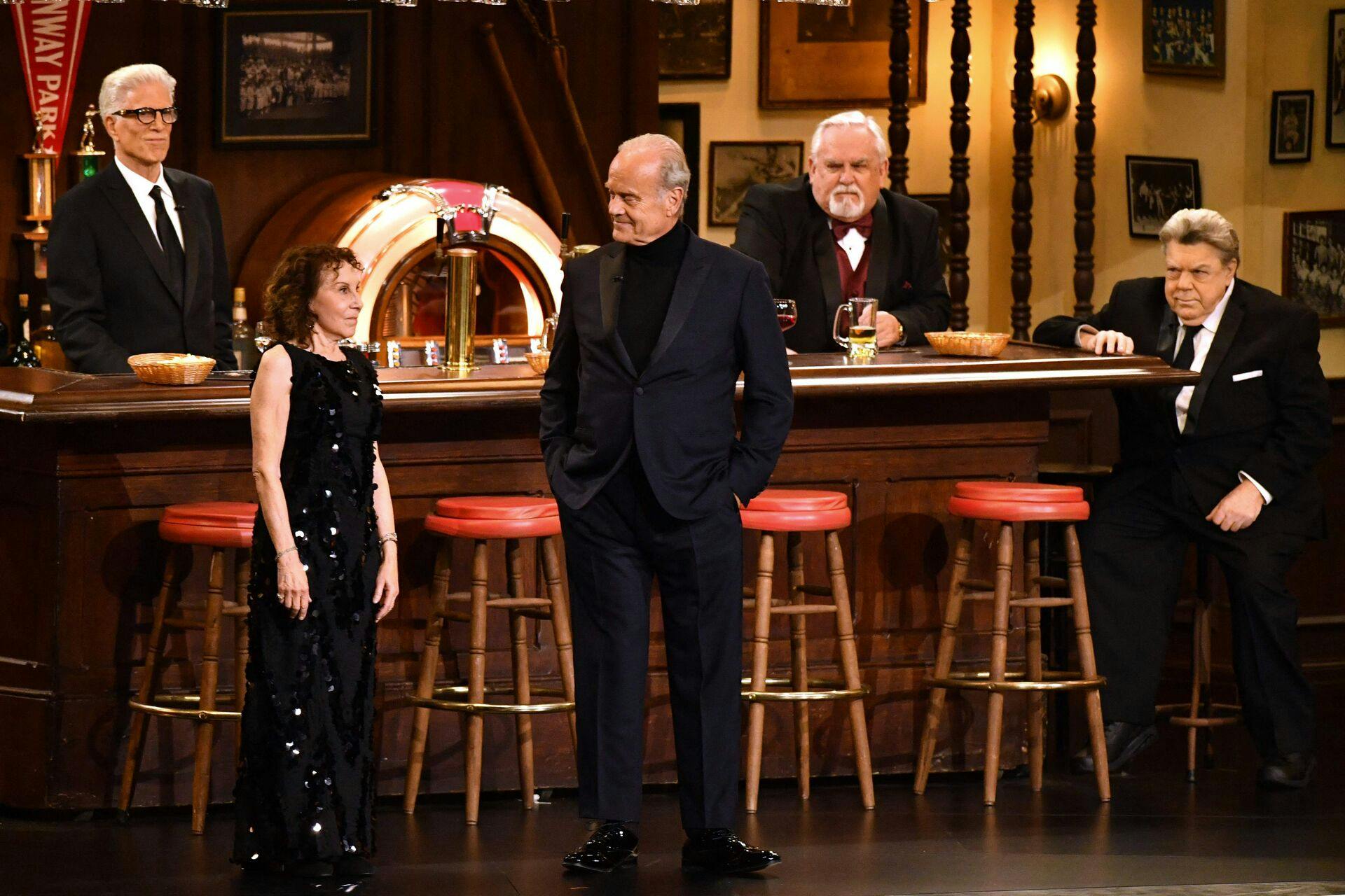 Sidste år var George Wendt (længst til højre) på scenen til den 75. udgave af Emmy Awards sammen med "Cheers"-kollegerne Ted Danson, Rhea Perlman, Kelsey Grammer og John Ratzenberger.