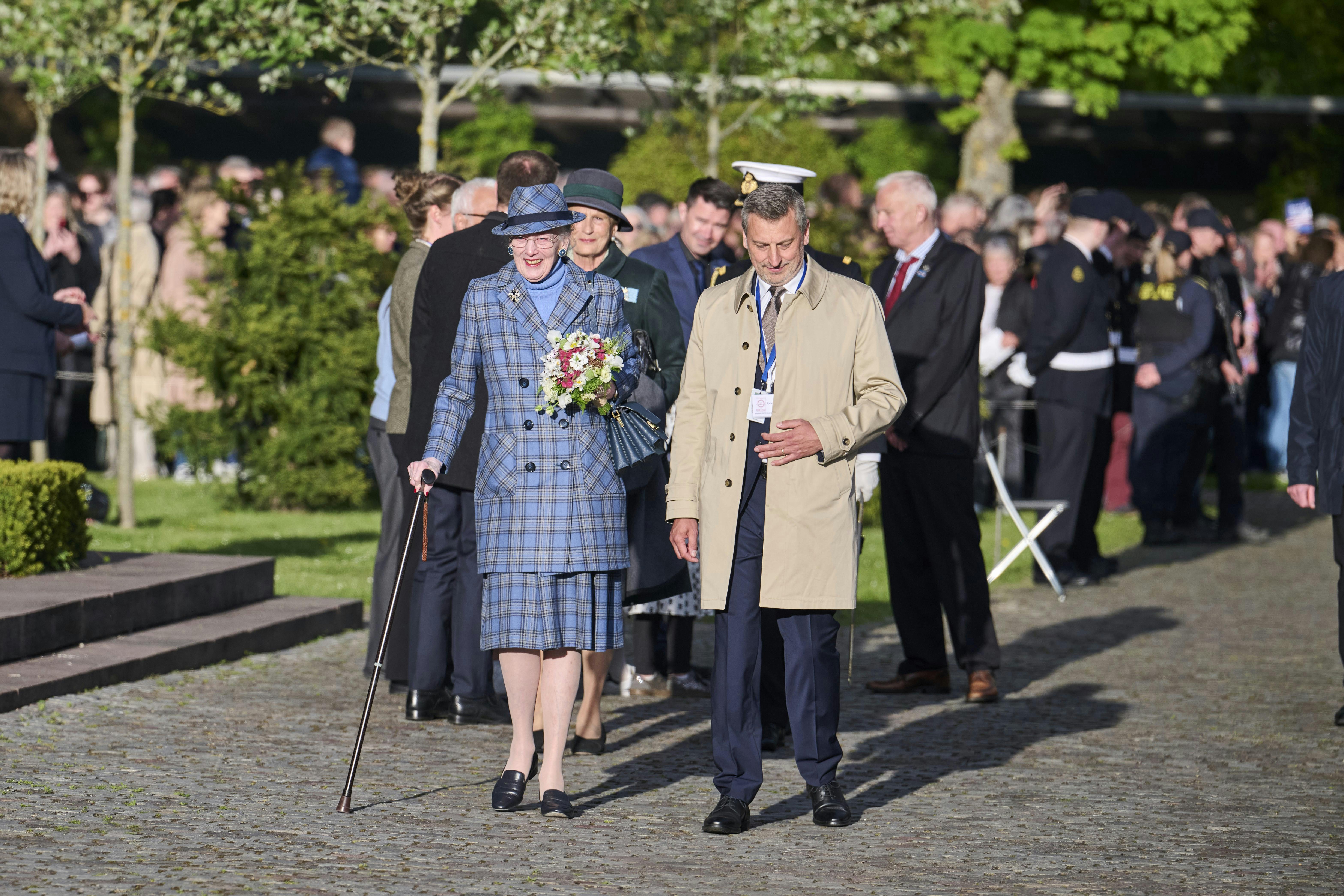 Dronning Margrethe slipper for pressen. 