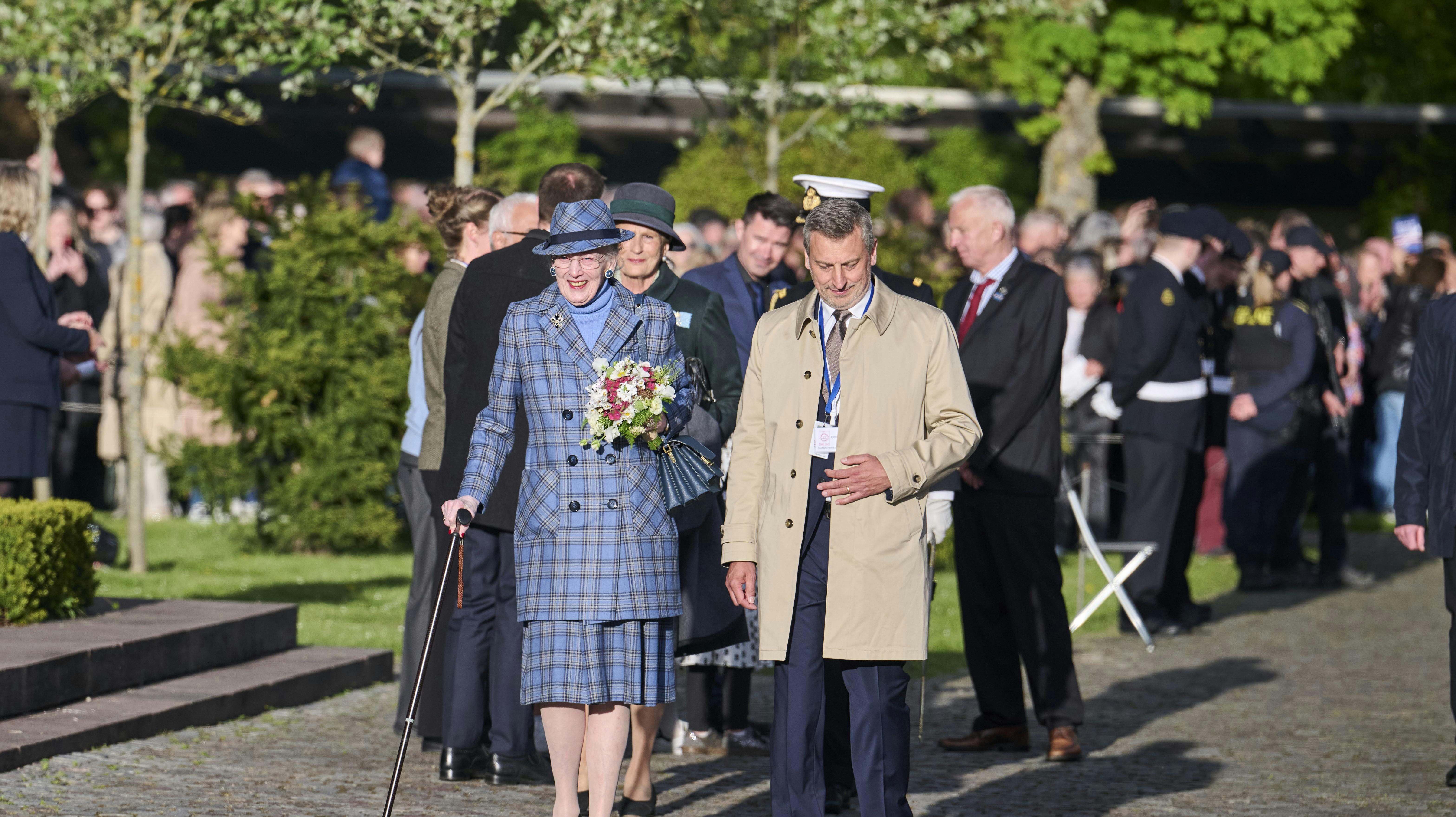 Dronning Margrethe slipper for pressen.