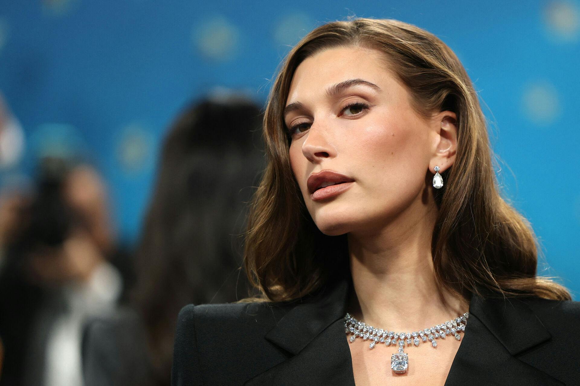 I et større interview med Vogue sætter Hailey Bieber nu ord på sidste års fødsel, som var alt andet end sjov og nem at komme igennem.