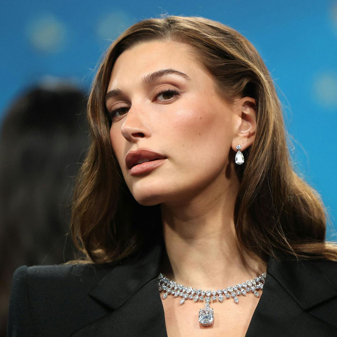 I et større interview med Vogue sætter Hailey Bieber nu ord på sidste års fødsel, som var alt andet end sjov og nem at komme igennem.