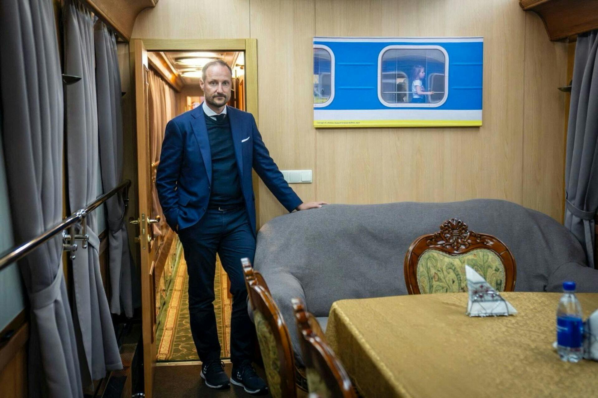 Norway's Crown Prince Haakon stands inside a night train to Kyiv, Ukraine, in Przemysl, Poland, May 19, 2025. NTB/Heiko Junge/via REUTERS ATTENTION EDITORS - THIS IMAGE WAS PROVIDED BY A THIRD PARTY. NORWAY OUT.NO COMMERCIAL OR EDITORIAL SALES IN NORWAY.