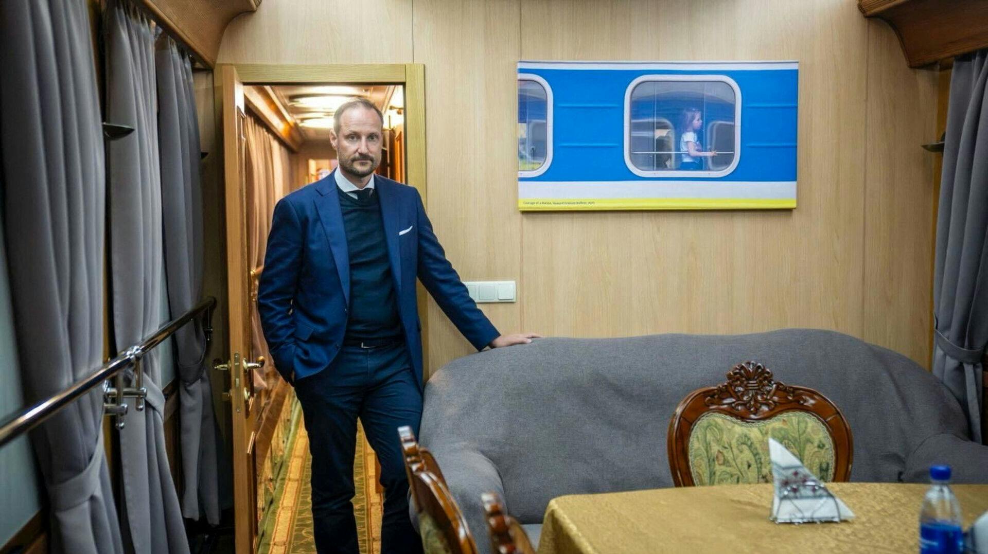 Norway's Crown Prince Haakon stands inside a night train to Kyiv, Ukraine, in Przemysl, Poland, May 19, 2025. NTB/Heiko Junge/via REUTERS ATTENTION EDITORS - THIS IMAGE WAS PROVIDED BY A THIRD PARTY. NORWAY OUT.NO COMMERCIAL OR EDITORIAL SALES IN NORWAY.