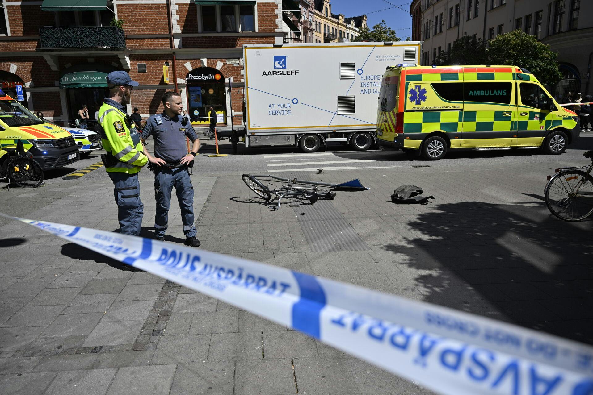 MALMÖ, SVERIGE 20250520 Polis och ambulans på plats efter en trafikolycka på Södra Förstadsgatan vid Triangeln i Malmö på tisdagen. Enligt initiala uppgifter har flera personer skadats då en taxi kolliderade med cyklister. Foto: Johan Nilsson / TT / Kod 50090. (Foto: 50090 Johan Nilsson/TT/Ritzau Scanpix)