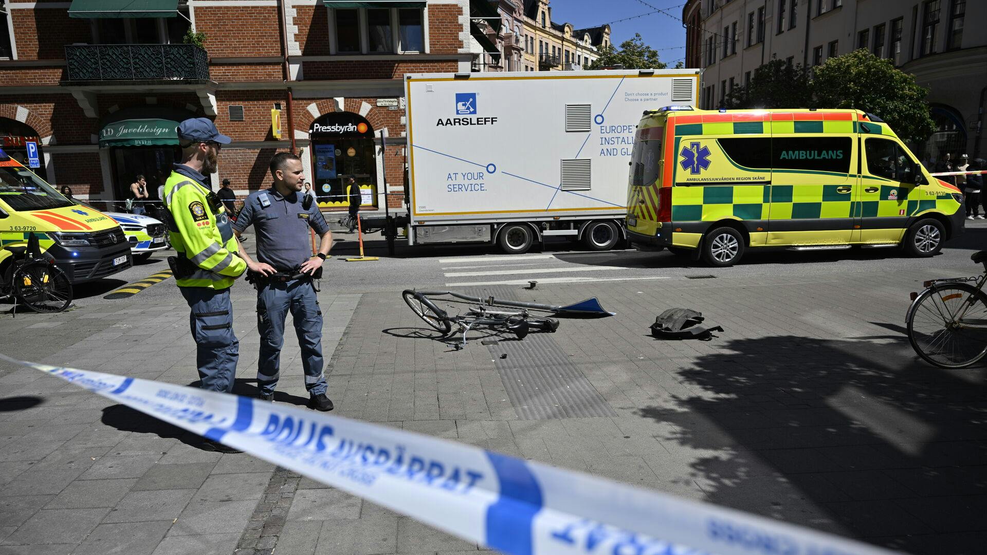 MALMÖ, SVERIGE 20250520 Polis och ambulans på plats efter en trafikolycka på Södra Förstadsgatan vid Triangeln i Malmö på tisdagen. Enligt initiala uppgifter har flera personer skadats då en taxi kolliderade med cyklister. Foto: Johan Nilsson / TT / Kod 50090. (Foto: 50090 Johan Nilsson/TT/Ritzau Scanpix)