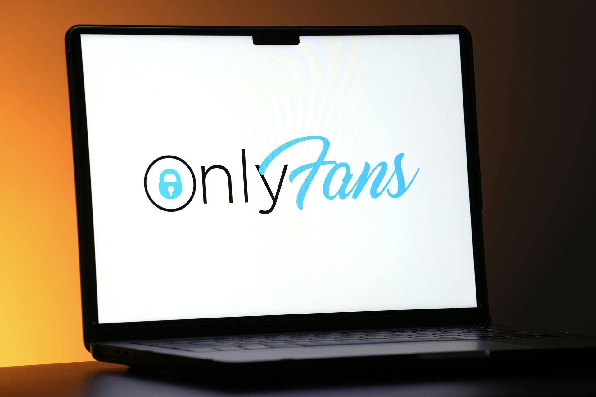 Det bliver nu ulovligt i Sverige at få tilsendt pornografisk materiale, der er lavet specifikt til den person, der betaler. Med andre ord er der dårligt nyt til de svenske OnlyFans-stjerner.