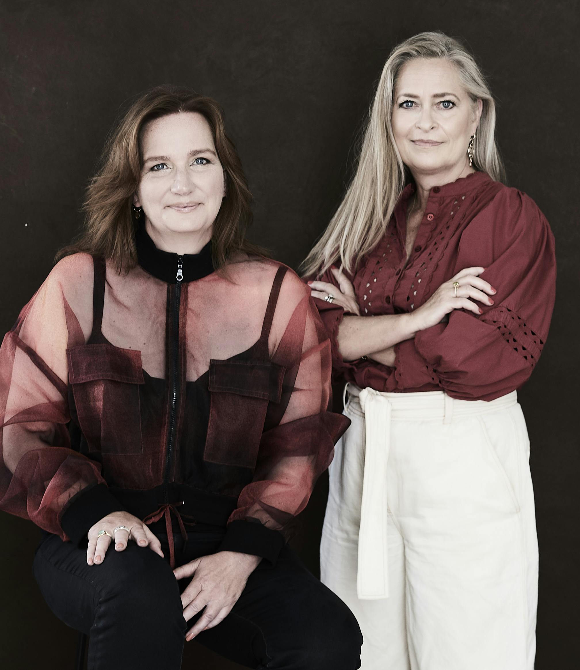 https://imgix.seoghoer.dk/2025-05-20/Helle-Bertram_Camilla-Trustru_Fotograf-Stine-Heilmann.jpg