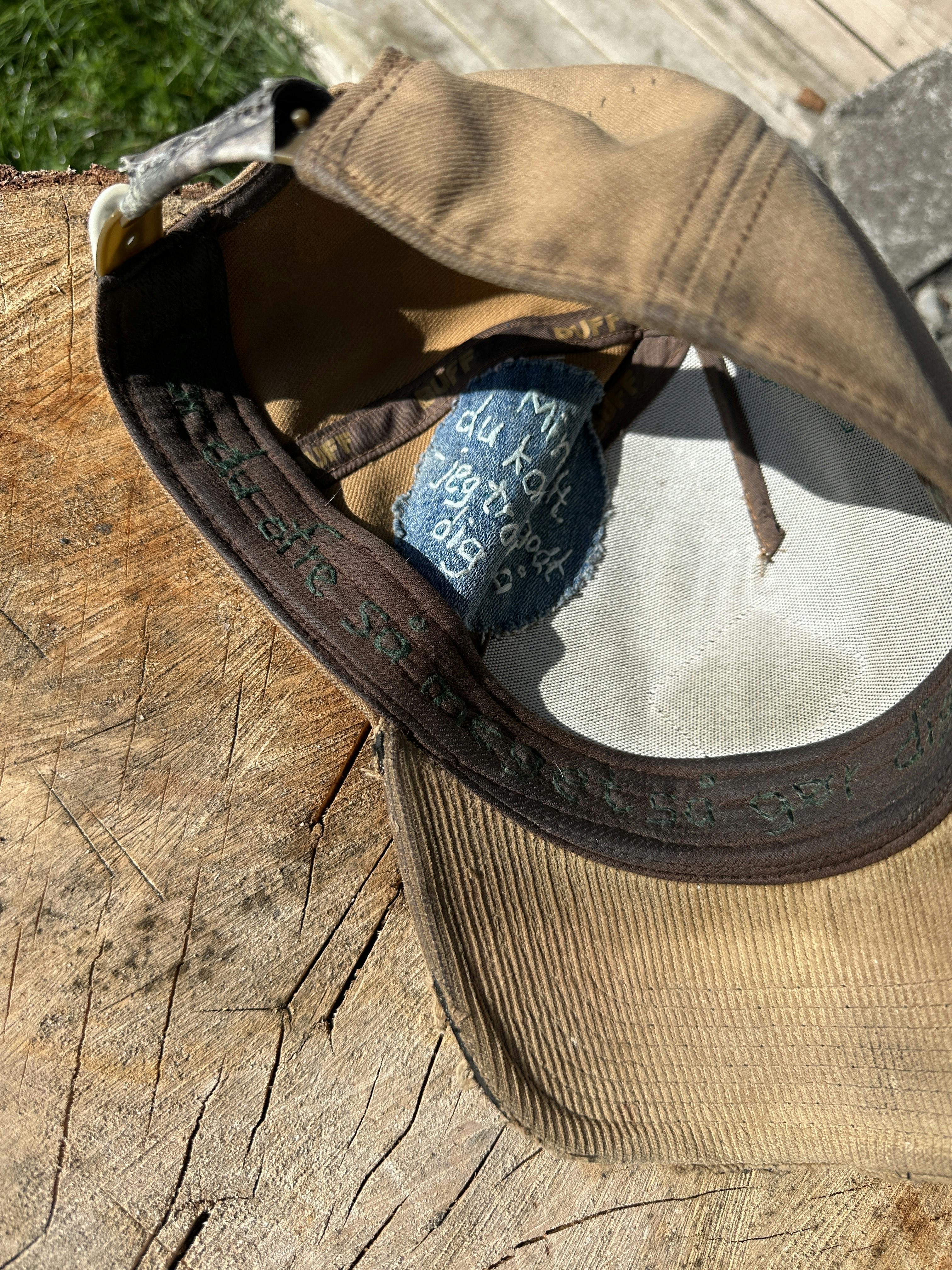 Indersiden af Jersings kasket, som han kunne læse på ensomme dage i vildmarken.