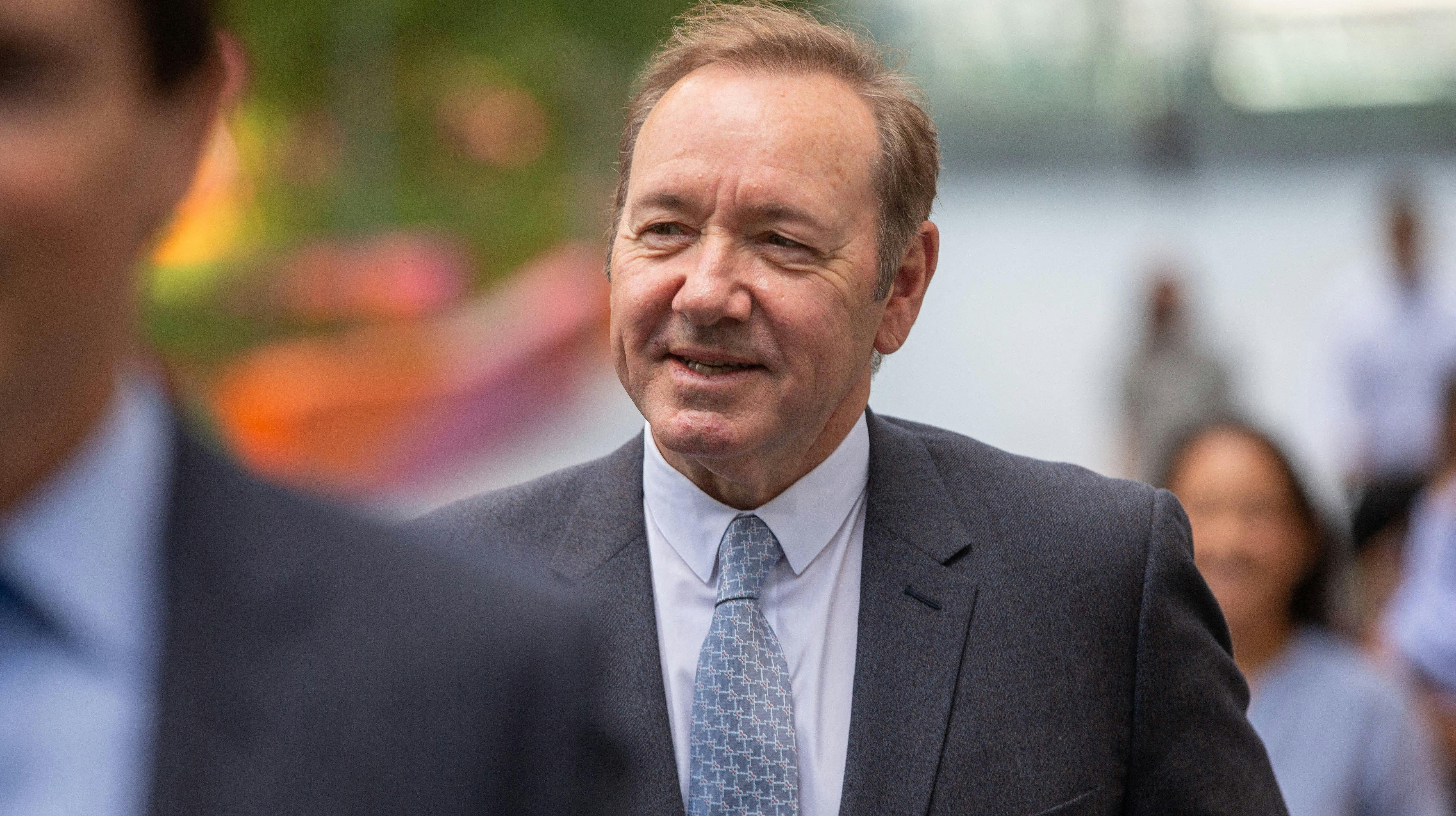 Kevin Spacey har længe været væk fra rampelyset, men nu soler han sig i opmærksomhed i Cannes.