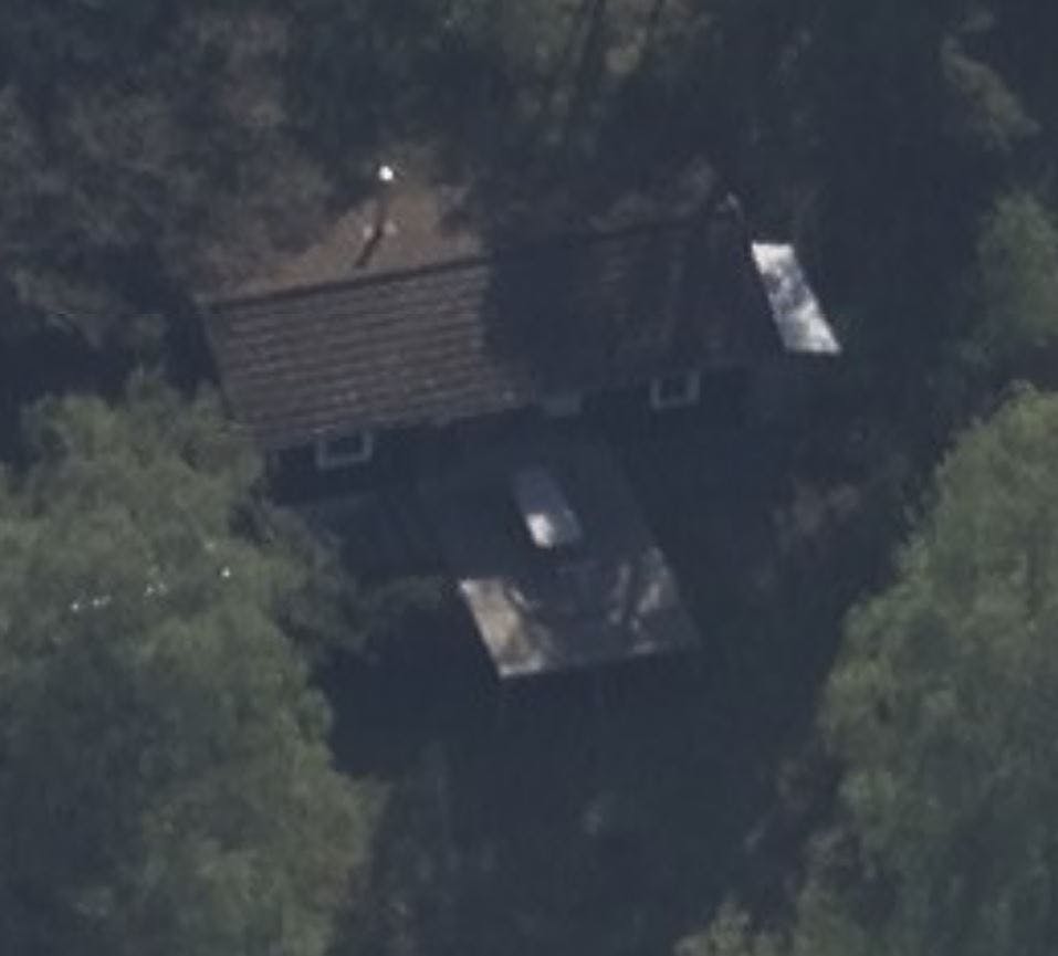 I skovens dyb ligger sommerhuset, som Louise Mieritz og hendes mand håber at få solgt.