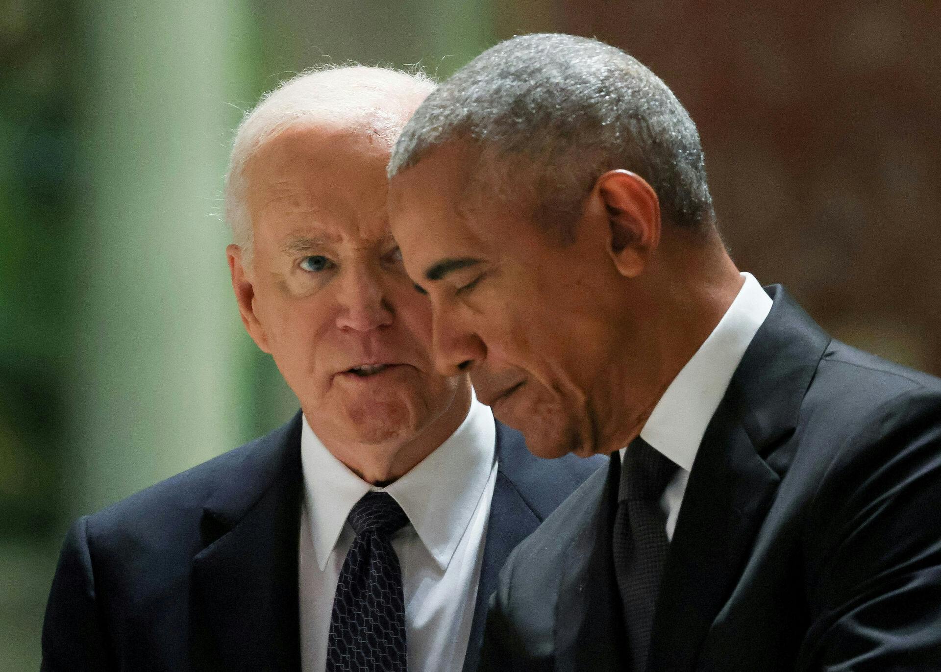 Joe Bidens vej ud af Det Hvide Hus har været meget uskøn. Og heller ikke hans tidligere chef, Barack Obama, kunne redde ham.