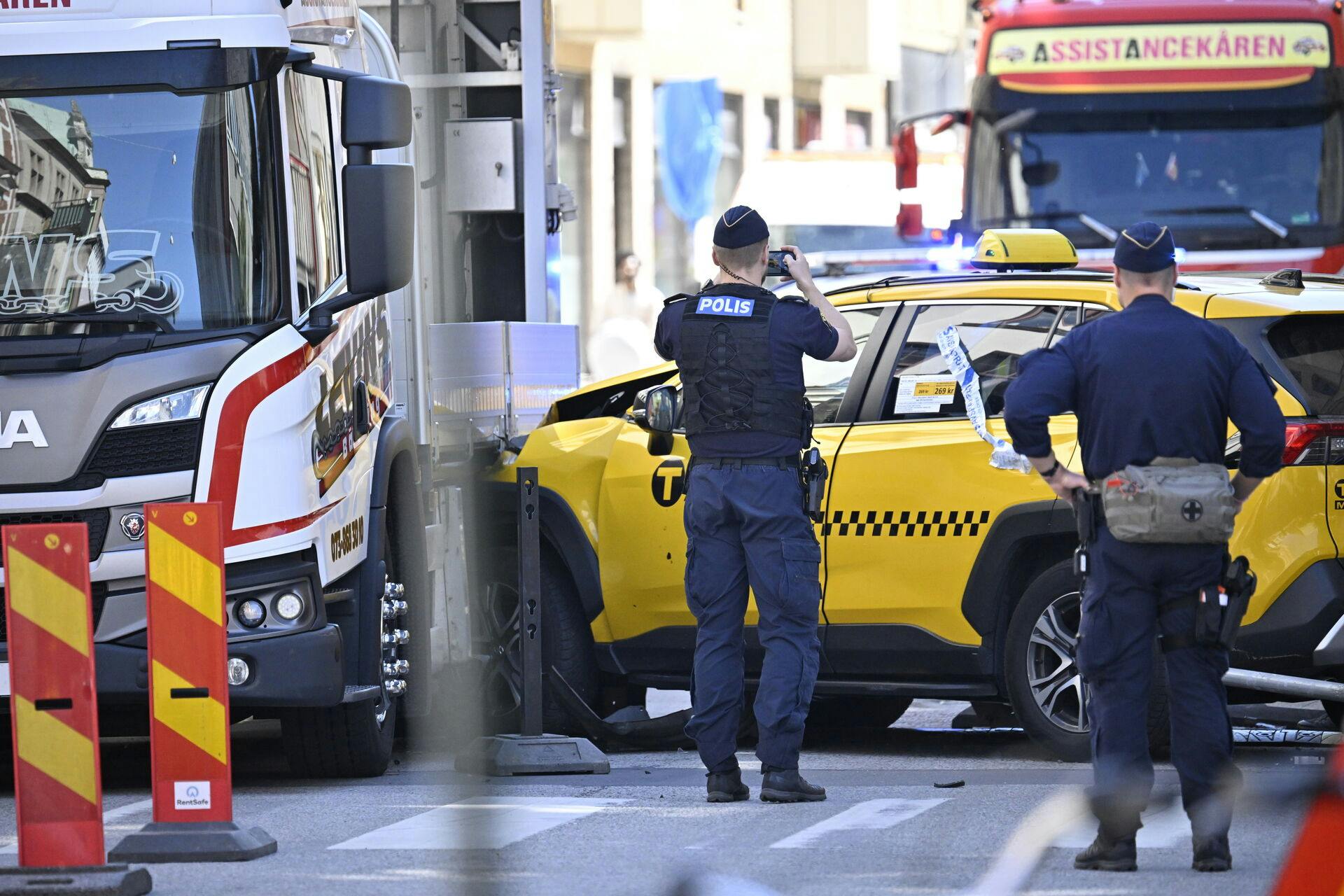 Politiet melder nu ud om den voldsomme påkørsel i Malmö, hvor en person døde og flere kom til skade.